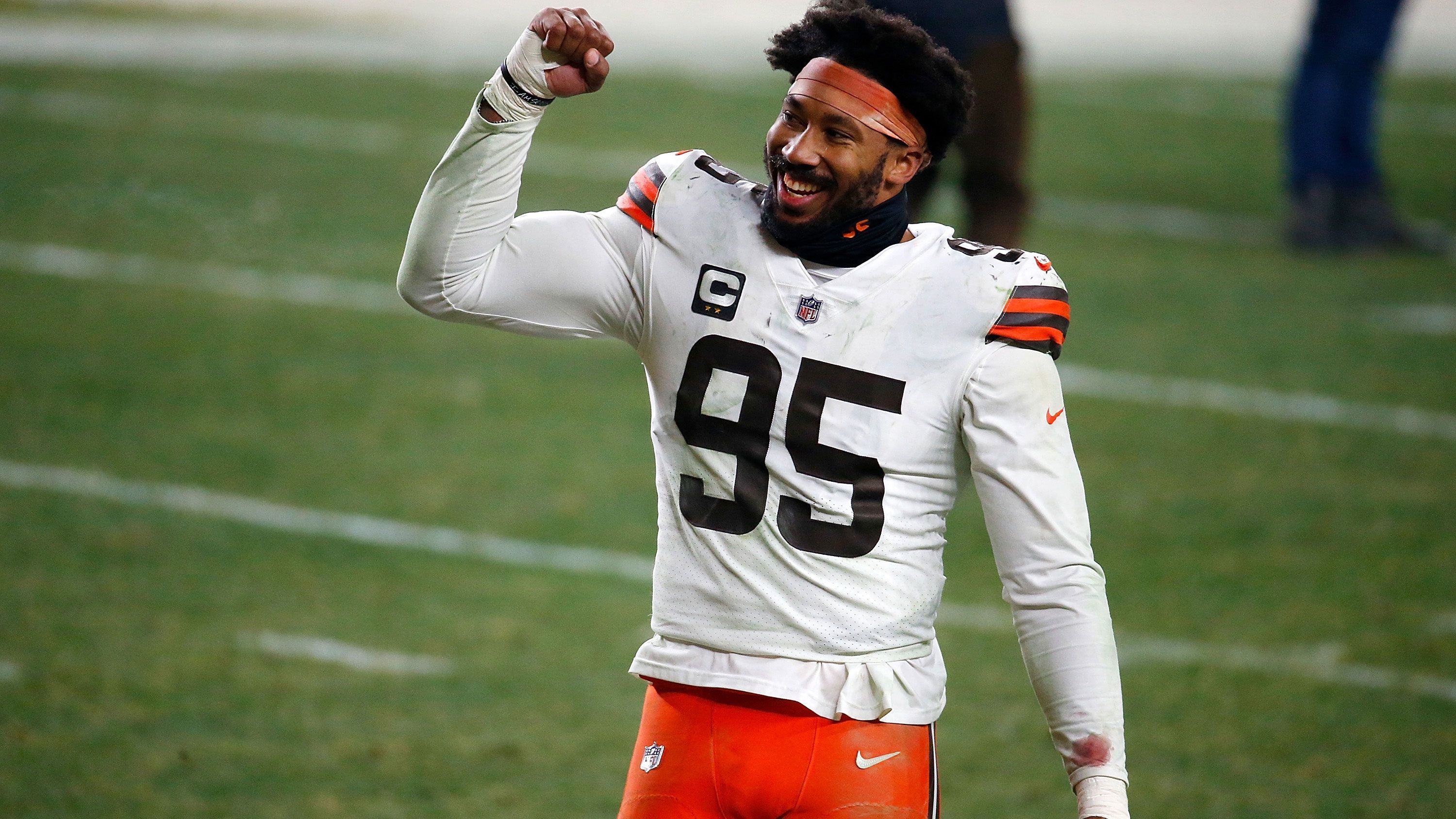 
                <strong>Defensive End: Myles Garrett (Cleveland Browns)</strong><br>
                Myles Garrett hat 2020 seinen Vertrag bei den Cleveland Browns verlängert. Der Defensive End verdient über fünf Jahre 125 Millionen US-Dollar, also 25 Millionen pro Saison. Garrett kommt im Schnitt auf 0,83 Sacks pro Spiel, das ist der höchste Wert in der NFL.
              