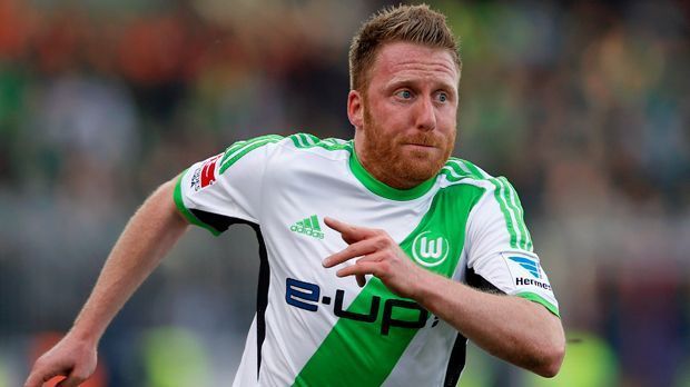 
                <strong>Patrick Ochs</strong><br>
                Patrick Ochs: Noch nicht so lange aus dem Rennen ist der deutsche Rechtsverteidiger, dessen Vertrag im Sommer in Wolfsburg nicht verlängert wurde. Mit 31 Jahren ist es für den gebürtigen Frankfurter auch noch nicht zu spät, um noch einmal anzugreifen. Immerhin hat Ochs die Erfahrung von 216 Spielen in der höchsten deutschen Spielklasse in den Beinen.
              