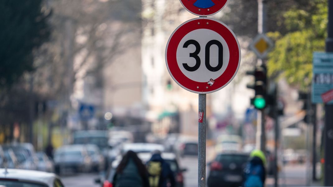 Mehr Platz für Radfahrer und Fußgänger, mehr Tempo 30-Zonen in Städten: Das könnte die Folge einer Reform des Straßenverkehrsgesetzes sein.