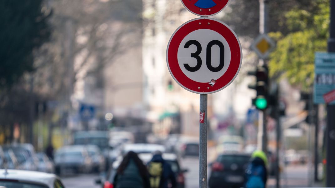 Mehr Platz für Radfahrer und Fußgänger, mehr Tempo 30-Zonen in Städten: Das könnte die Folge einer Reform des Straßenverkehrsgesetzes sein.