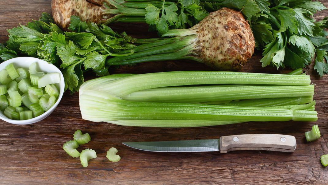 El apio viene en diferentes tipos.  Cada uno tiene un sabor ligeramente diferente y se presta a distintos tipos de preparación.