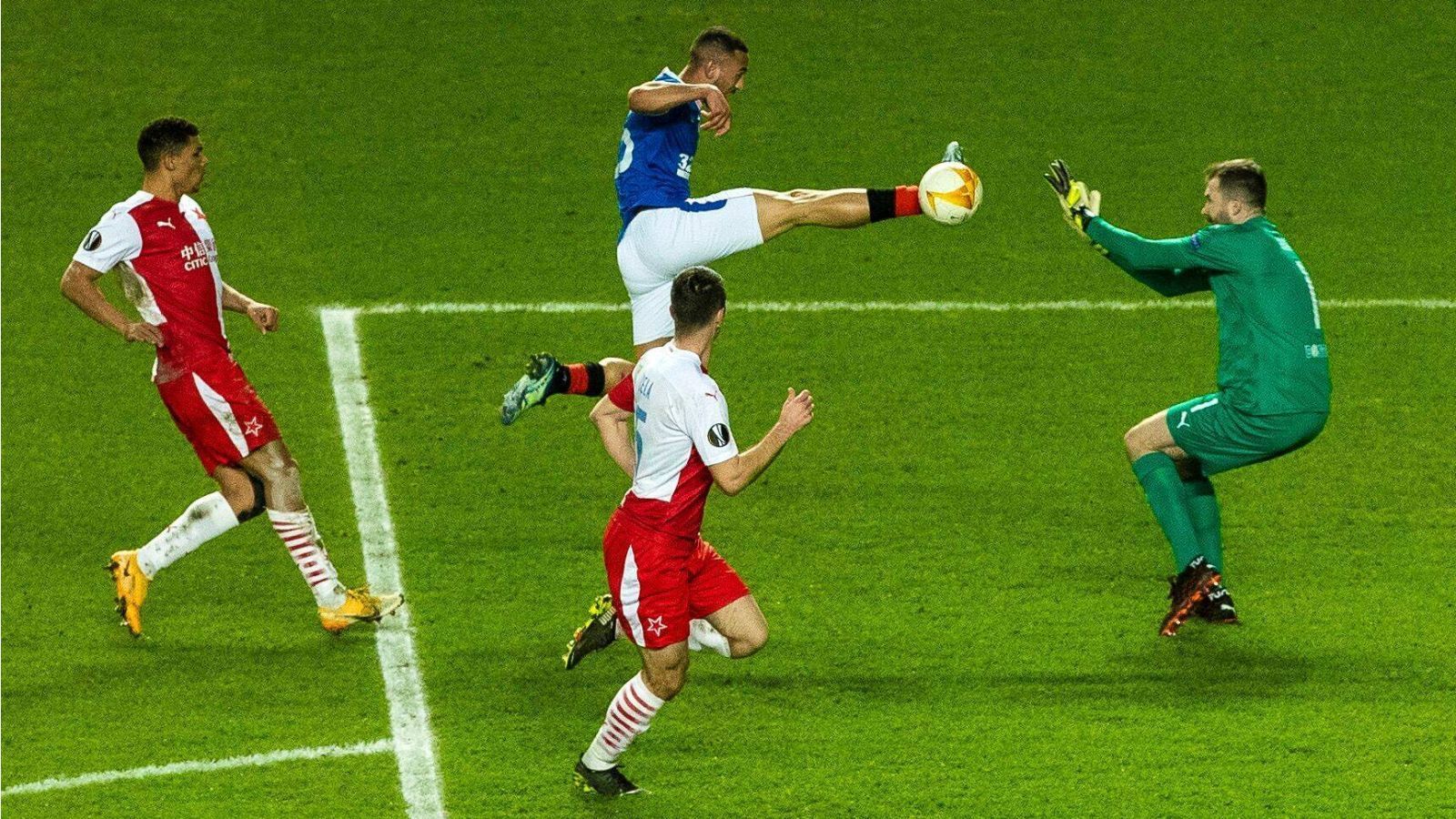 
                <strong>Europa League: Horror-Foul von Kemar Roofe in Bildern</strong><br>
                ... Roofe berührt tatsächlich den Ball, kann diesen aber mit seinem gestreckten Bein nicht kontrollieren ... 
              