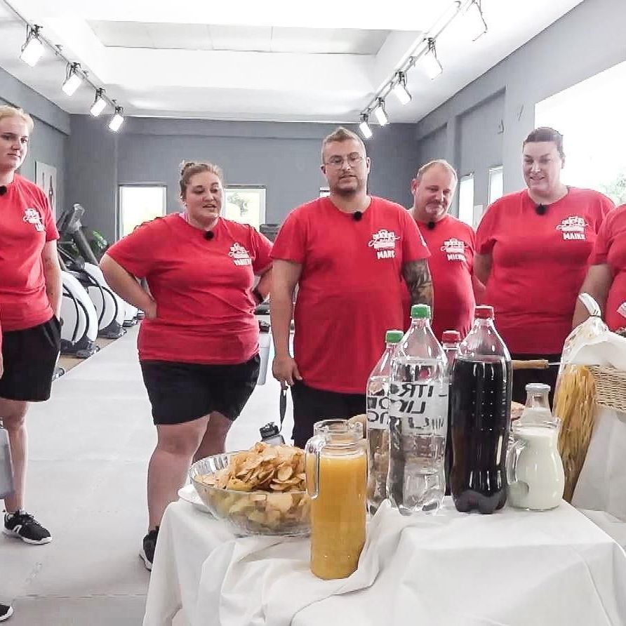 Dr. Christine Theiss (r.) erklärt den Teilnehmer:innen von "The Biggest Loser - Leben leicht gemacht" 2024, worauf es bei einer gesunden Ernährung ankommt.