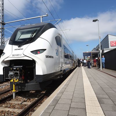 Der Wasserstoffzug «Mireo Plus H» steht nach einer Testfahrt im Bahnhof Buchloe.