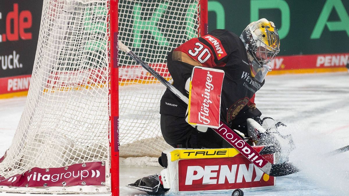 04.05.2025, Eishockey: Laenderspiel, Saison 2024 2025, Testspiel, Deutschland - USA im PSD Bank Dome in Duesseldorf. Philipp Grubauer (Deutscher Eishockey Bund, 30) kann den Puk nicht festhalten. F...