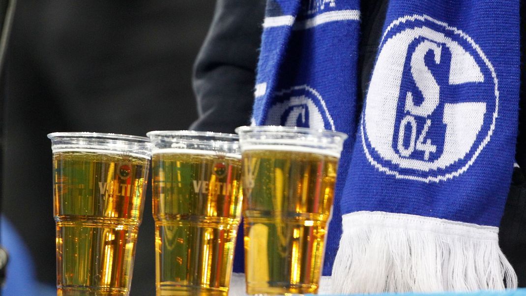 Kein Alkohol beim Derby mit Borussia Dortmund - Schalke hält Verbot nicht für sinnvoll.