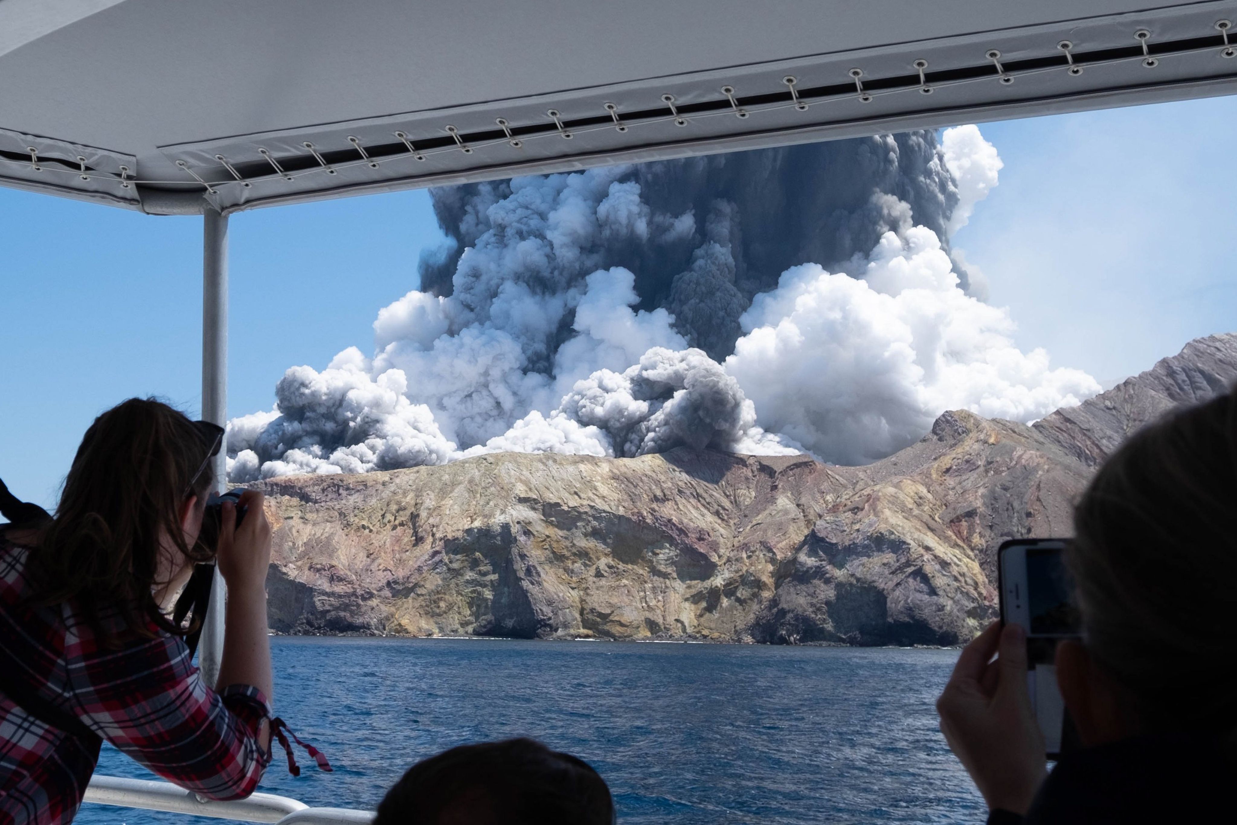 Phreatische Eruption: Hier bringt Magma Grundwasser zum Kochen, bis der Dampf das umliegende Gestein wegsprengt. Beim phreatischen Ausbruch auf White Island in Neuseeland 2019 starben  22 Menschen.