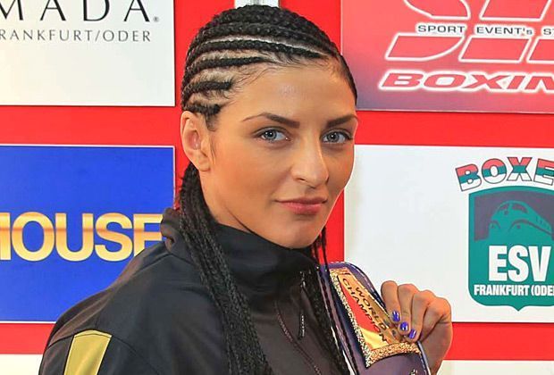 
                <strong>Deutsch-Deutsches Duell</strong><br>
                Christina Hammer trifft am Samstagabend in einem deutsch-deutschen Duell auf Jessica Balogun aus Aachen. ran.de überträgt den Kampf exklusiv ab 20:15 Uhr im kostenlosen Livestream.
              