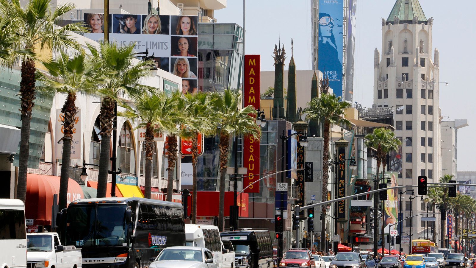 
                <strong>Millionen-Moloch</strong><br>
                Man liebt die Stadt, oder man hasst sie, hört man oft, wenn es um Los Angeles geht. L.A. eilt ein schlechter Ruf voraus: Millionen-Moloch, Staus, viel Fake, Bandenkriege an jeder Ecke. Und Hollywood selbst ist im wahrsten Sinne des Wortes nur eine Traumfabrik, denn schön ist anders, spektakulär auch. Die Stadt hat eine hässliche Fratze, ist überschätzt – und für viele Besucher eine Enttäuschung. 
              
