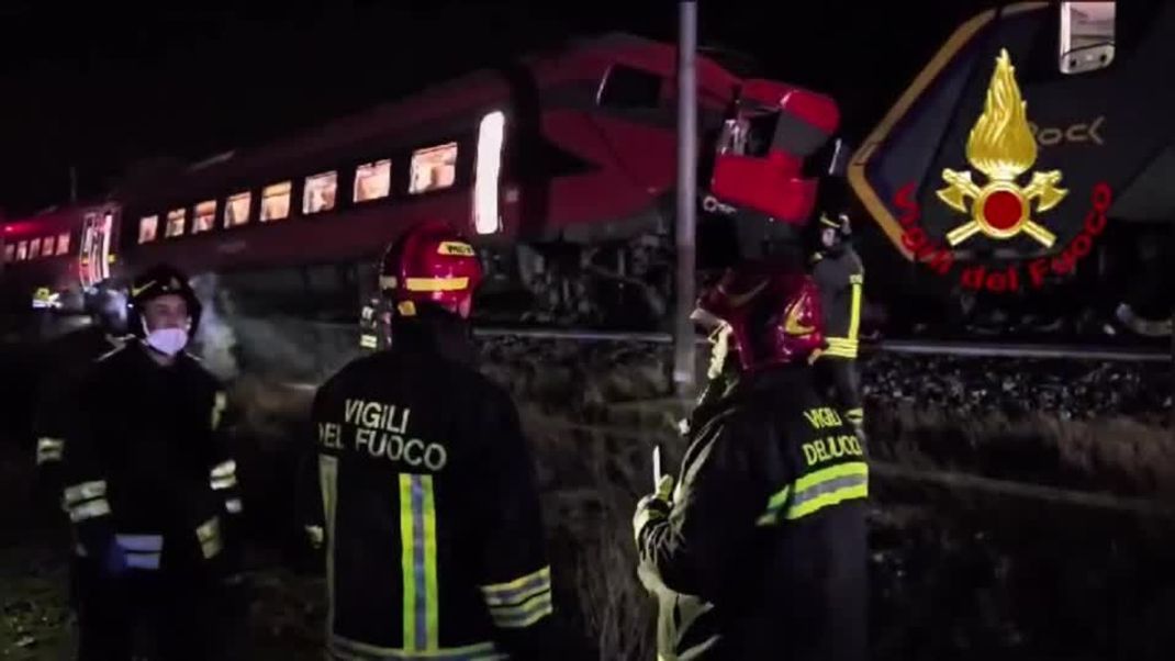 Einsatzkräfte der Feuerwehr am Unfallort auf der Zugstrecke zwischen Bologna und Rimini