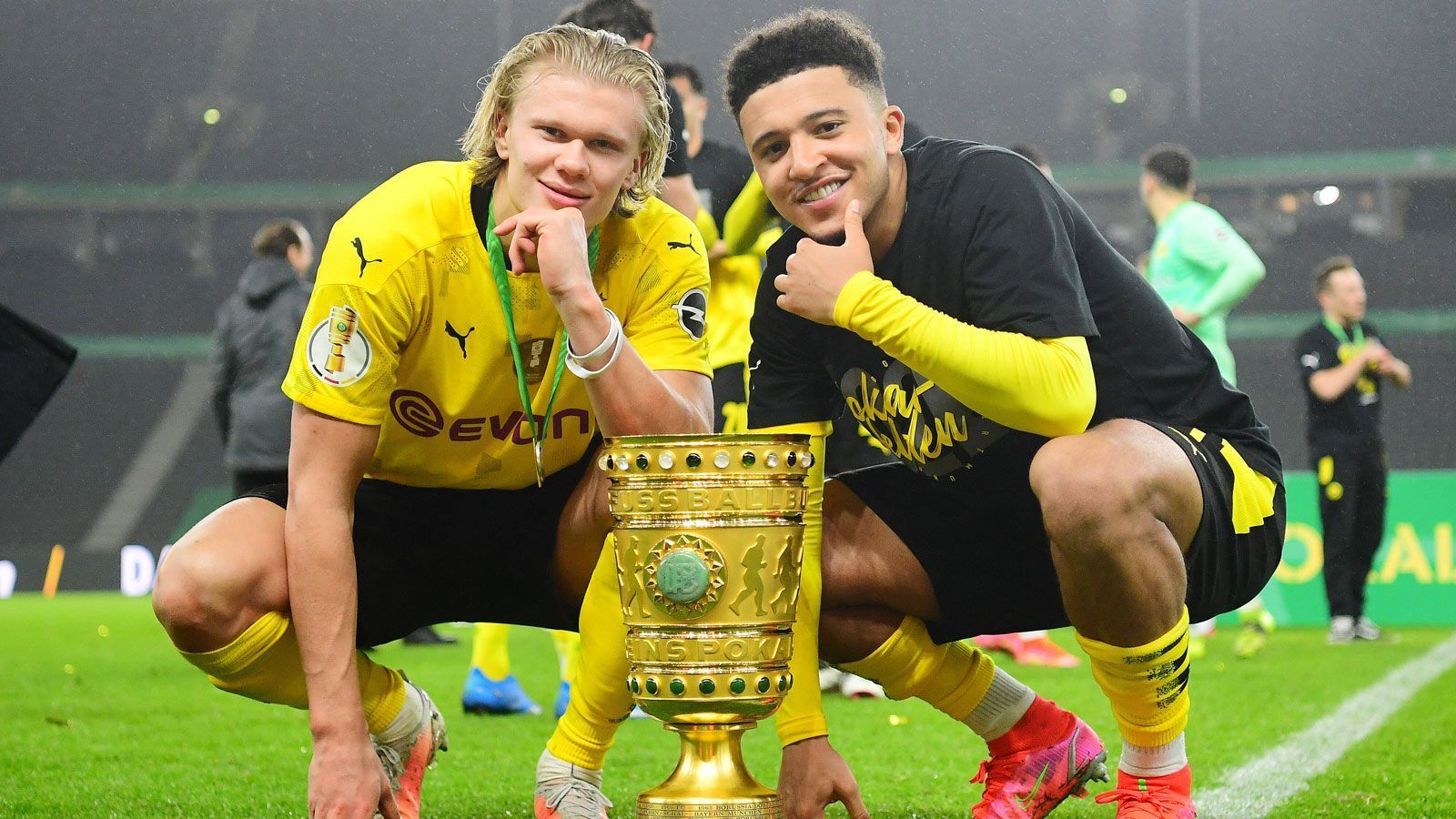 
                <strong>Deutschland: Borussia Dortmund</strong><br>
                Mit 4:1 schoss Borussia Dortmund den Konkurrenten aus Leipzig aus dem Berliner Olympiastadion. Die BVB-Offensive um Kapitän Marco Reus, Erling Haaland (l.) und Jadon Sancho (r.) überragte und ließ die Hintermannschaft der Sachsen diverse Male alt aussehen. Rechtsverteidiger Lukasz Piszczek beendet seine Karriere mit einem Pokalgewinn, Edin Terzic setzte seiner Zeit als Dortmund-Coach die Krone auf und der schwarz-gelbe Tross brachte den ersten Titel seit 2017 mit in den Ruhrpott.
              