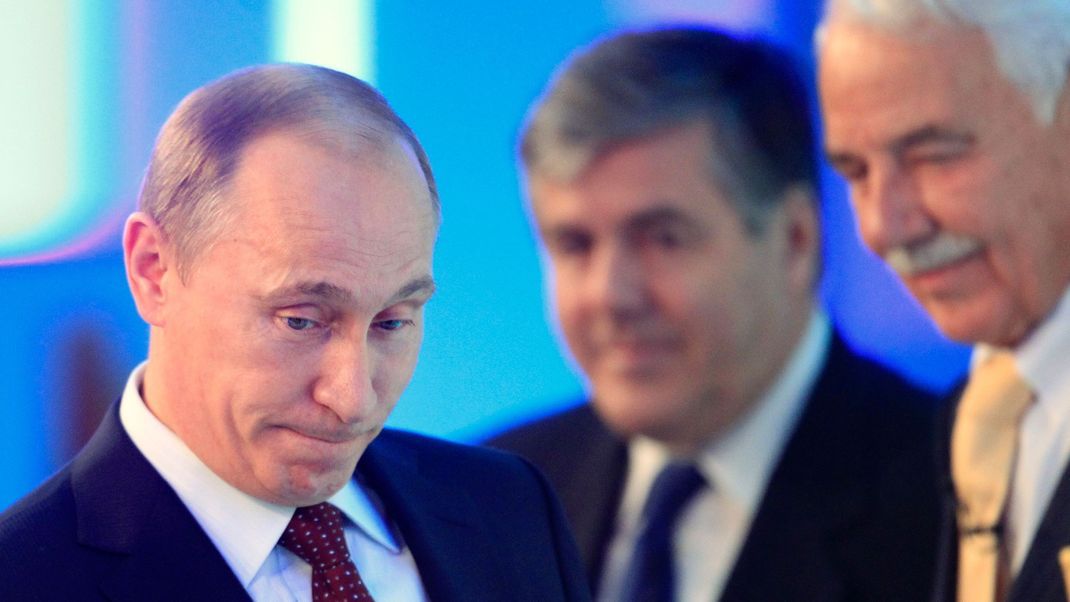 2010 trafen sich Russlands Präsident Wladimir Putin und der Firmenchef der Knauf-Gruppe, Nikolaus Wilhelm Knauf (rechts) zu einem Wirtschaftsforum in Berlin. Nun zieht sich der Konzern aus Russland zurück.