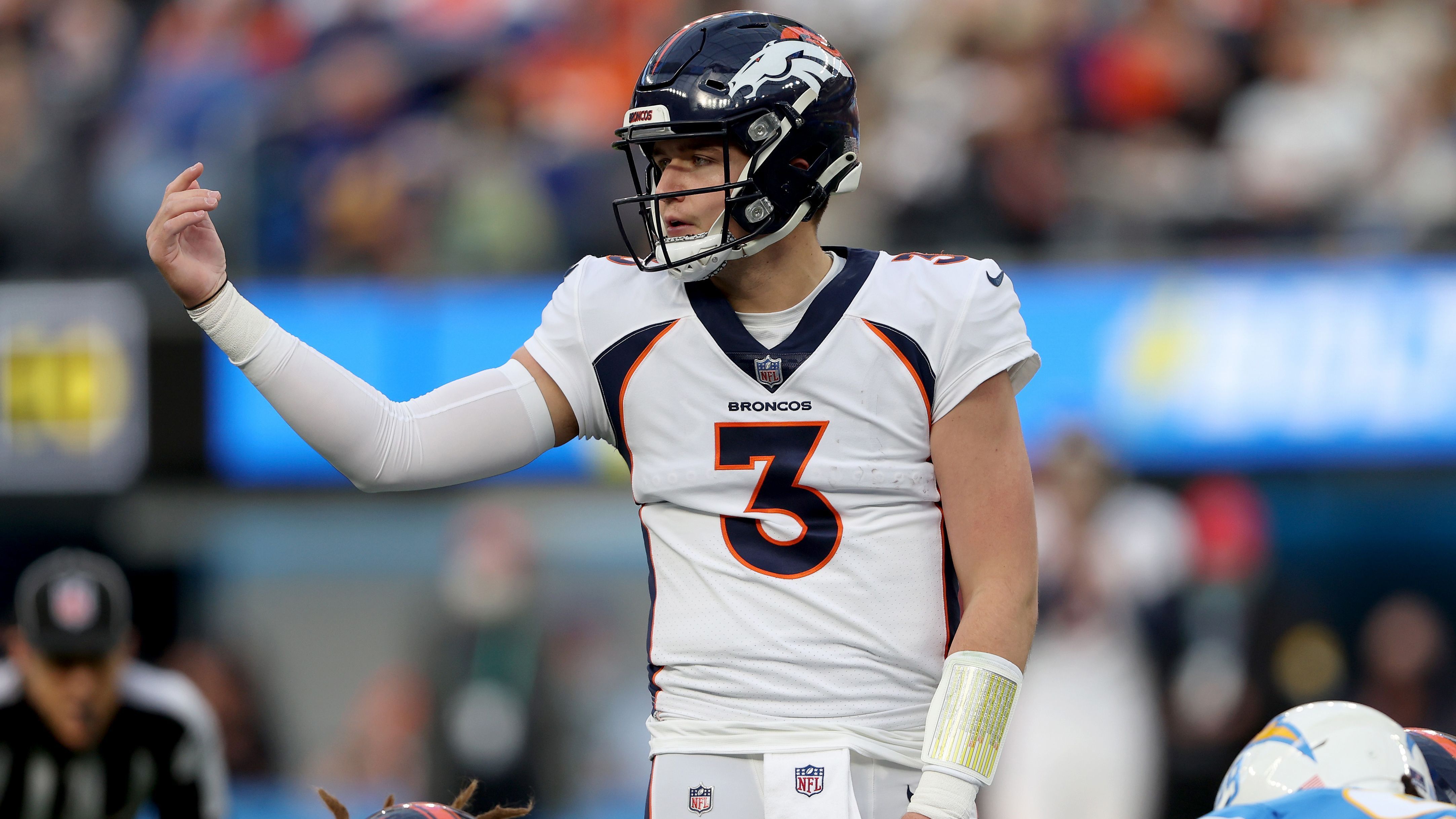 
                <strong>Verheerender Vergleich mit Vorgänger Drew Lock </strong><br>
                Im Monster-Trade für Wilson schickten die Broncos neben zwei Erst- und Zweitrundenpicks im Draft unter anderem auch Quarterback Drew Lock nach Seattle. Der Vergleich mit dem Start seines Vorgängers in Denver macht dabei ebenfalls betroffen. Laut "KC Sports Network" brachte Lock in seinen ersten sechs Spielen für Denver 122 von 189 Pässen (64,6 Prozent) für 1236 Passing Yards, 8 Touchdowns und 3 Interceptions an den Mann. Dabei stand ein Quarterback Rating von 90.6 und eine Bilanz von 4-2 zu Buche. Ganz anders bei Wilson mit 116 von 198 Pässen (58,6 Prozent) für 1442 Passing Yards, 5 Touchdowns, 3 Interceptions und einem Quarterback Rating von 83.4.
              