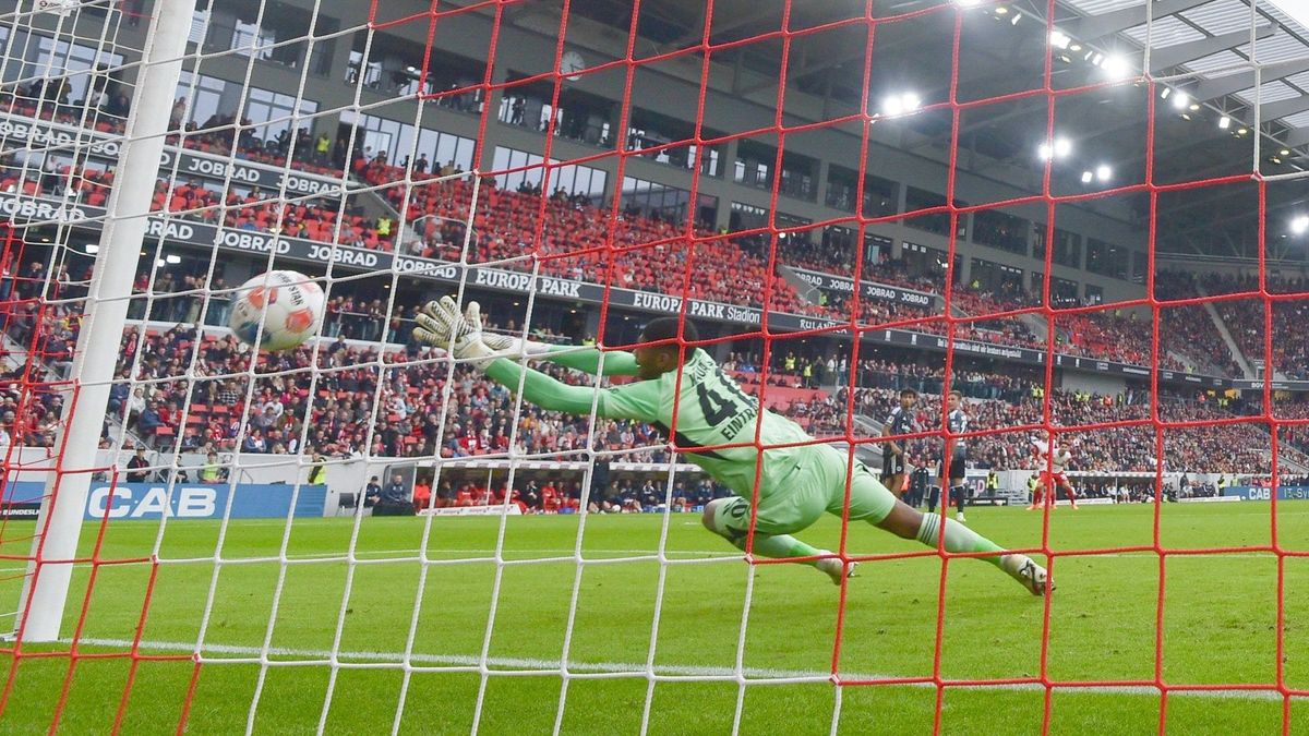 Fliegt zu spät: Kaua Santos kassiert Freistoß-Tor