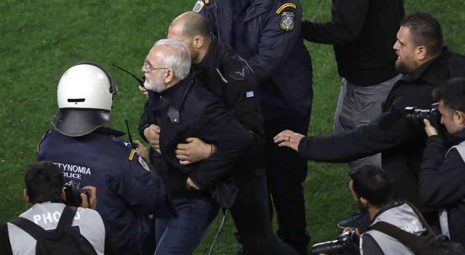 
                <strong>PAOK Boss protestiert</strong><br>
                Auch beim Topspiel in Griechenland zwischen PAOK Saloniki und AEK Athen kam es zum Eklat. Nachdem der Schiedsrichter kurz vor dem Spielende einen PAOK-Treffer wegen Abseitsstellung aberkannte, stürmte zwar nicht die Fans, dafür aber PAOK-Boss Ivan Savvidis auf den Rasen. Die Polizei musste ihn zurück halten. Das Spiel wurde abgebrochen.
              