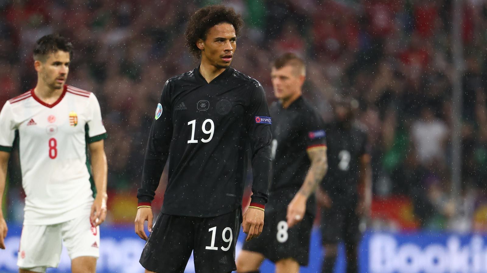 
                <strong>Verlierer: Leroy Sane</strong><br>
                An Kritikern hat es dem Bayern-Star noch nie gemangelt. Auch bei dieser Europameisterschaft kann der hochbegabte Flügelspieler sein Potenzial bisher nicht abrufen. Gegen Frankreich und Portugal durfte Sane insgesamt nur 19 Minuten mitspielen. Durch die Verletzung von Thomas Müller bekam er seine große Chance. Doch die konnte er nicht nutzen, selbst einfachste Bälle misslangen ihm gegen die Ungarn, darunter auch eine vergebene Konterchance, die zum 3:2 hätte führen können. Bisher hat der 25-Jährige wenig Argumente für weitere Startelf-Einsätze geliefert.
              