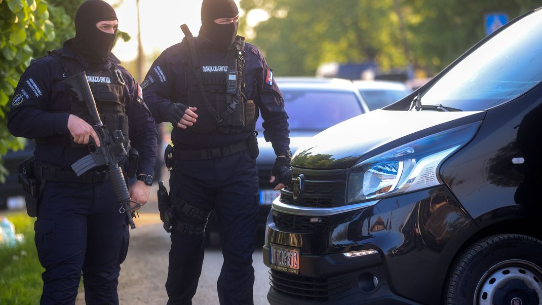 Polizisten in der Nähe des Tatorts in Serbien. 
