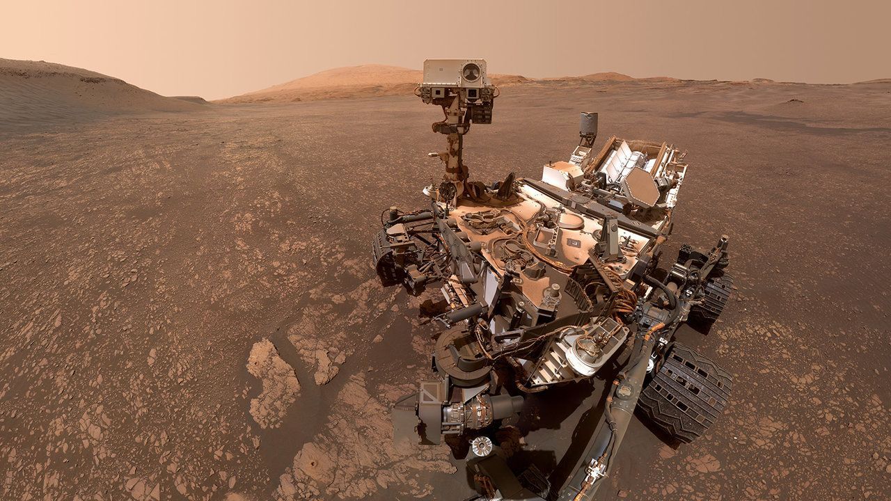 "Curiosity" rollt seit 2012 über den Mars. Der fast eine Tonne schwere und bis dahin größte fahrbare US-Roboter fand Beweise, dass es in der Urzeit des Mars fließendes Wasser gegeben hat.