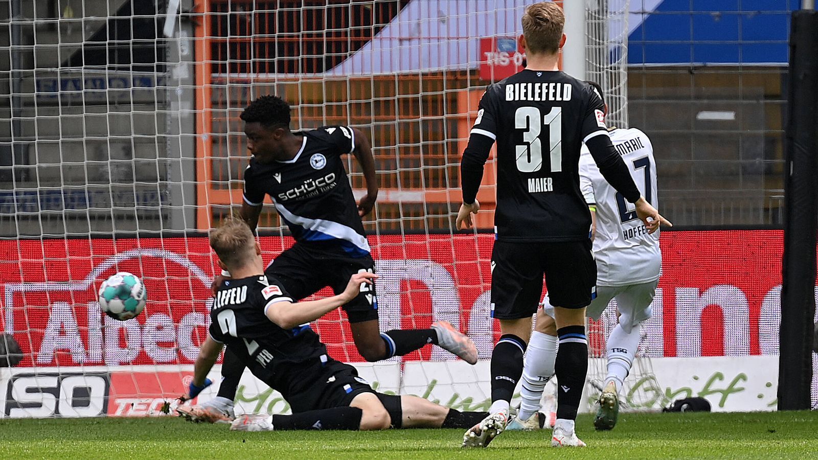 
                <strong>Früher Schock für Bielefeld</strong><br>
                So richtig geholfen hat's aber nicht. Die Arminia kassiert als erstes Team des Abstiegs-Quintett einen Rückschlag. Nach nur fünf Minuten bringt Andrej Kramaric die Gäste aus Hoffenheim in Führung. In den beiden direkten Duellen zwischen Augsburg und Bremen sowie Hertha und Köln fehlen nach 15 Minuten noch die Tore.
              