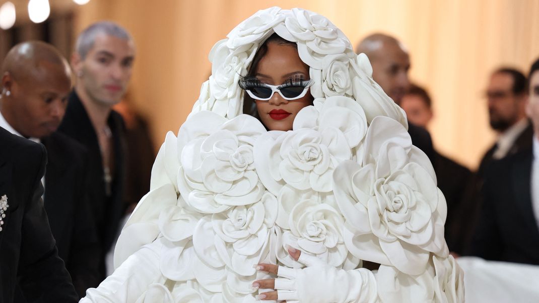 Rihanna hielt sich auf der Met-Gala 2023 erst bedeckt.