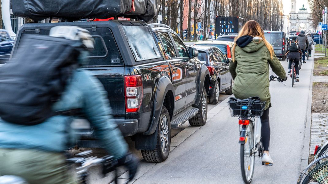 In Großstädten ein häufiges Problem: große Autos, wenig Parkplätze und dazwischen Radfahrer. (Symbolbild)