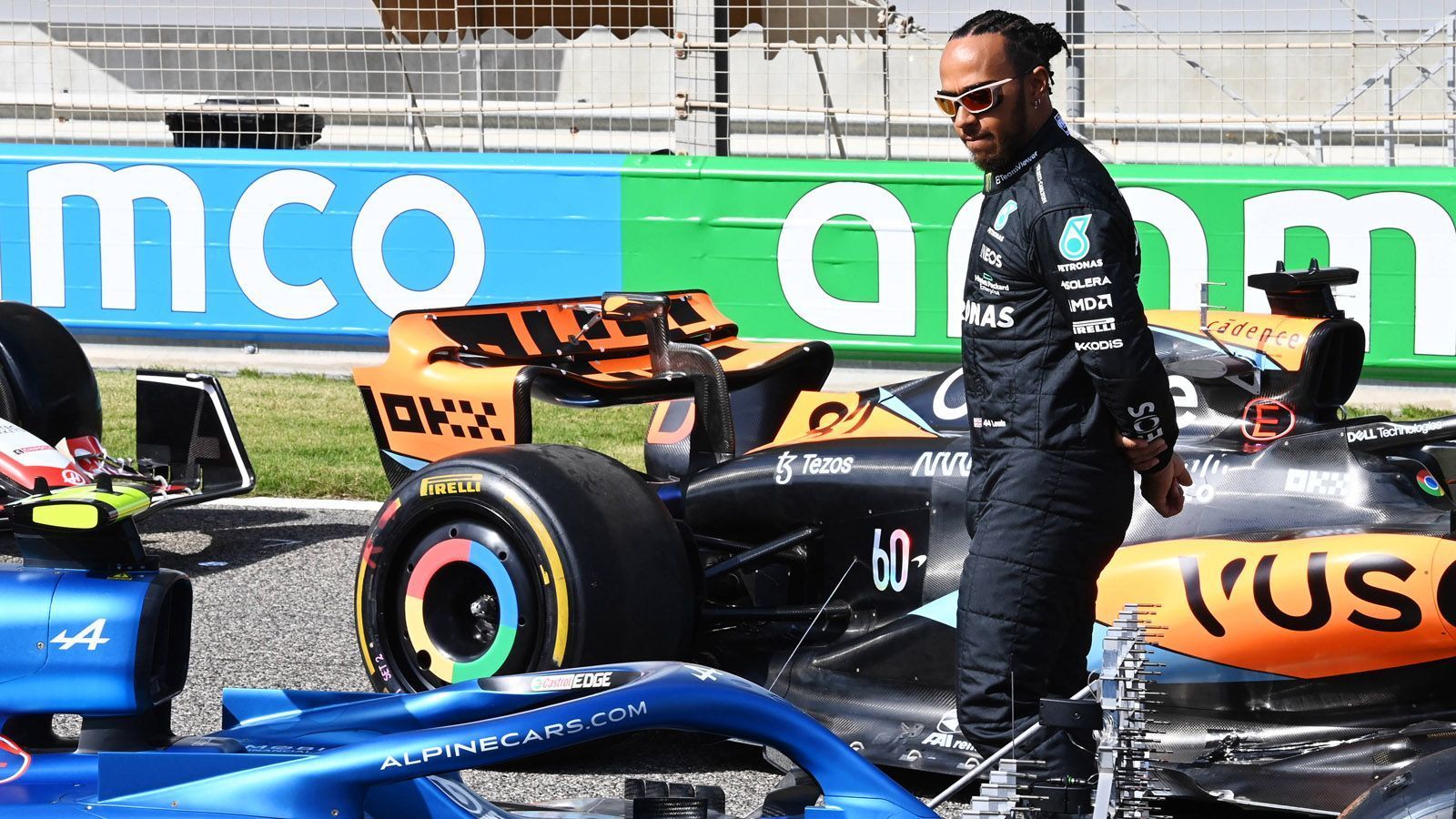 
                <strong>Mercedes in der Krise: Welche Optionen hat Lewis Hamilton?</strong><br>
                Der Vertrag von Lewis Hamilton bei Mercedes läuft nach dieser Saison aus, verlängert hat der Brite noch nicht. Gerüchte, dass er Mercedes verlassen könnte, halten sich hartnäckig. Doch welche Optionen hat der 38-Jährige?
              