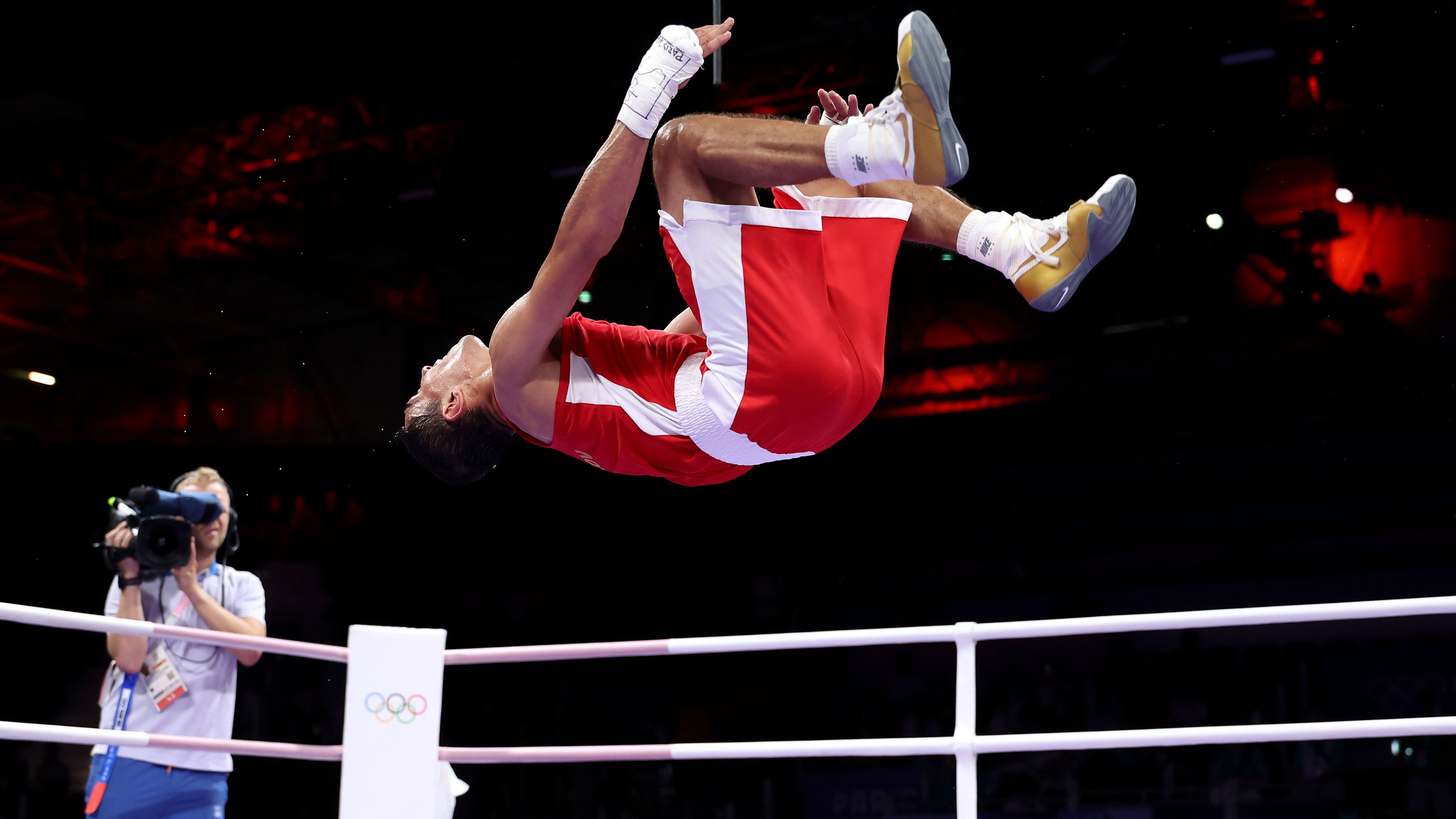 <strong>Olympia 2024: Die besten Bilder des fünften Tages</strong><br>Abdumalik Khalokov war in einem Boxkampf siegreich gegen den Schweden Nebil Ibrahim. Nach dem Fight wurde es akrobatisch, als der Uzbeke zum Backflip ansetzte. Sieht man auch nicht alle Tage in einem Boxring.