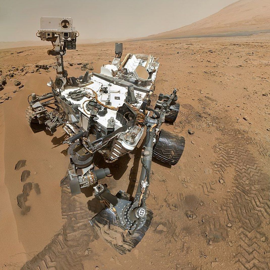 Marsrover Curiosity ("Neugier") hat 10 Instrumente an Bord, mit denen er die Atmosphäre und das Gestein des Roten Planeten untersucht. Der etwa 3 Meter breite Rover erreicht eine Spitzen-Geschwindigkeit von 4 Kilometer pro Stunde - die er aber kaum nutzt.