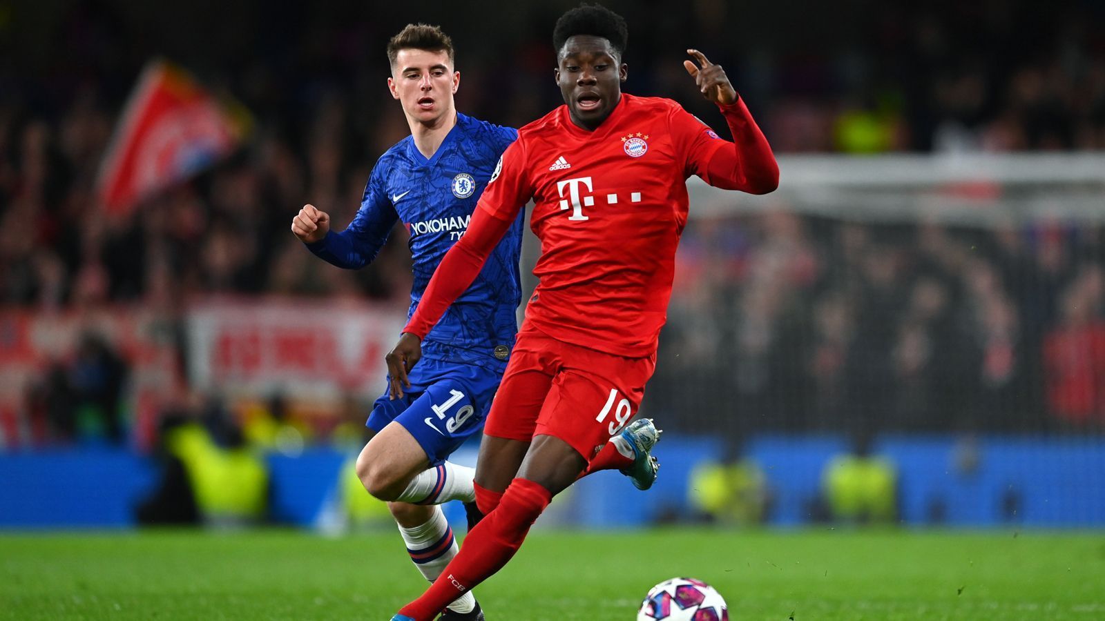 
                <strong>Alphonso Davies</strong><br>
                Auf seiner linken Seite zunächst mit ein bisschen Mühe gegen Mount, findet aber recht schnell ins Spiel. Ist dann defensiv souveräner, nach vorne mit einigen guten Pässen und Aktionen. Vor allem nach dem Seitenwechsel, denn da dreht er offensiv auf, bereitet zum Beispiel das 3:0 durch Lewandowski nach einem schönen Lauf sehenswert vor. ran-Note: 2
              