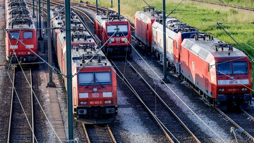Lokomotiven stehen aufgereiht auf den Gleisen des Rangierbahnhofs Maschen.