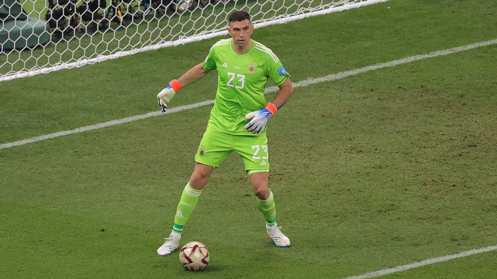 
                <strong>Emiliano Martinez</strong><br>
                Wird von lange schwachen Franzosen nicht geprüft, denn "les Bleus" verzeichnen bis weit in die zweite Halbzeit keinen einzigen Torschuss. Ist dann bei Mbappes Foulelfmeter dran, beim 2:2 auch, der allerdings zu scharf geschossen war. Beim zweiten Elfmeter von Mbappe erneut chancenlos. Sensationell dann wiederum seine Parade kurz vor dem Ende der Verlängerung gegen Kolo Muani. Im Elfmeterschießen hält er gegen Coman und guckt den zweiten Elfer von Tchouameni am Tor vorbei. ran-Note: 1
              