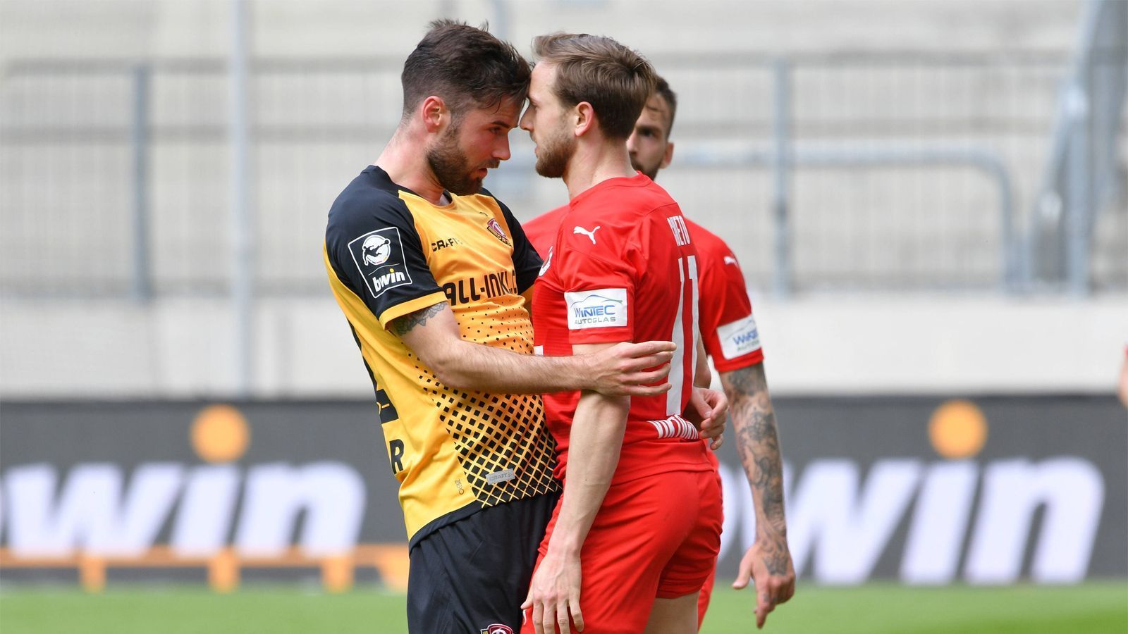 
                <strong>1. Dynamo Dresden (69 Punkte, 56:29 Tore)</strong><br>
                Dynamo Dresden (Sonntag, 14 Uhr gegen Türkücü München) würde in die 2. Bundesliga aufsteigen, wenn...&#x2022; Dresden gegen Türkücü München gewinnt -<br>&#x2022; Dresden gegen Türkücü München unentschieden spielt und auch der FC Ingolstadt sowie 1860 München Ihre Spiele nicht gewinnen -<br>&#x2022; Dresden gegen Türkücü München verliert und auch der FC Ingolstadt und der TSV 1860 München ihre Spiele verlieren <br>
              