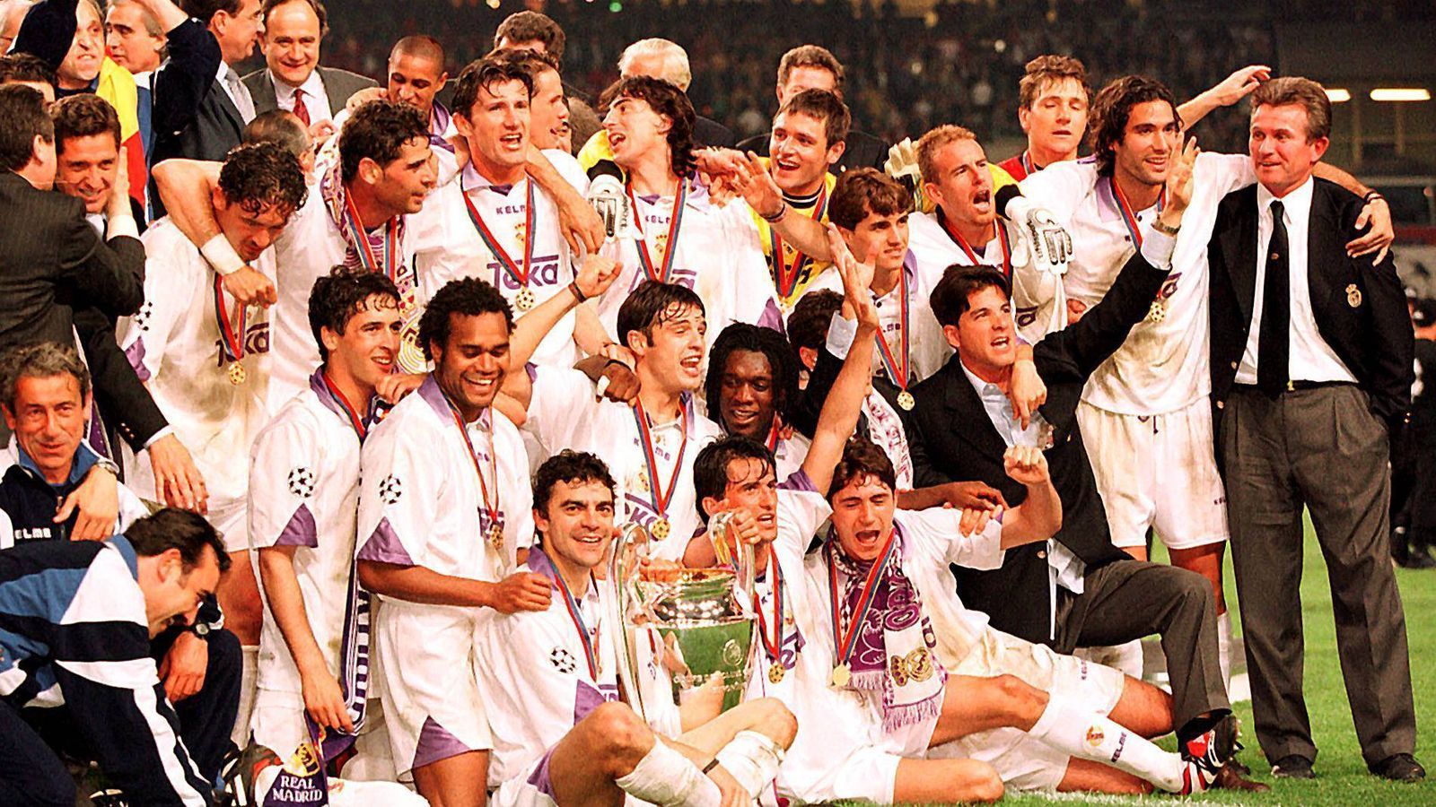 
                <strong>Krönung mit den Königlichen</strong><br>
                Sein bis dahin größter Erfolg als Trainer: Don Jupp gewann 1998 mit Real Madrid die Champions League, musste nach nur einer Saison trotzdem schon wieder gehen.
              