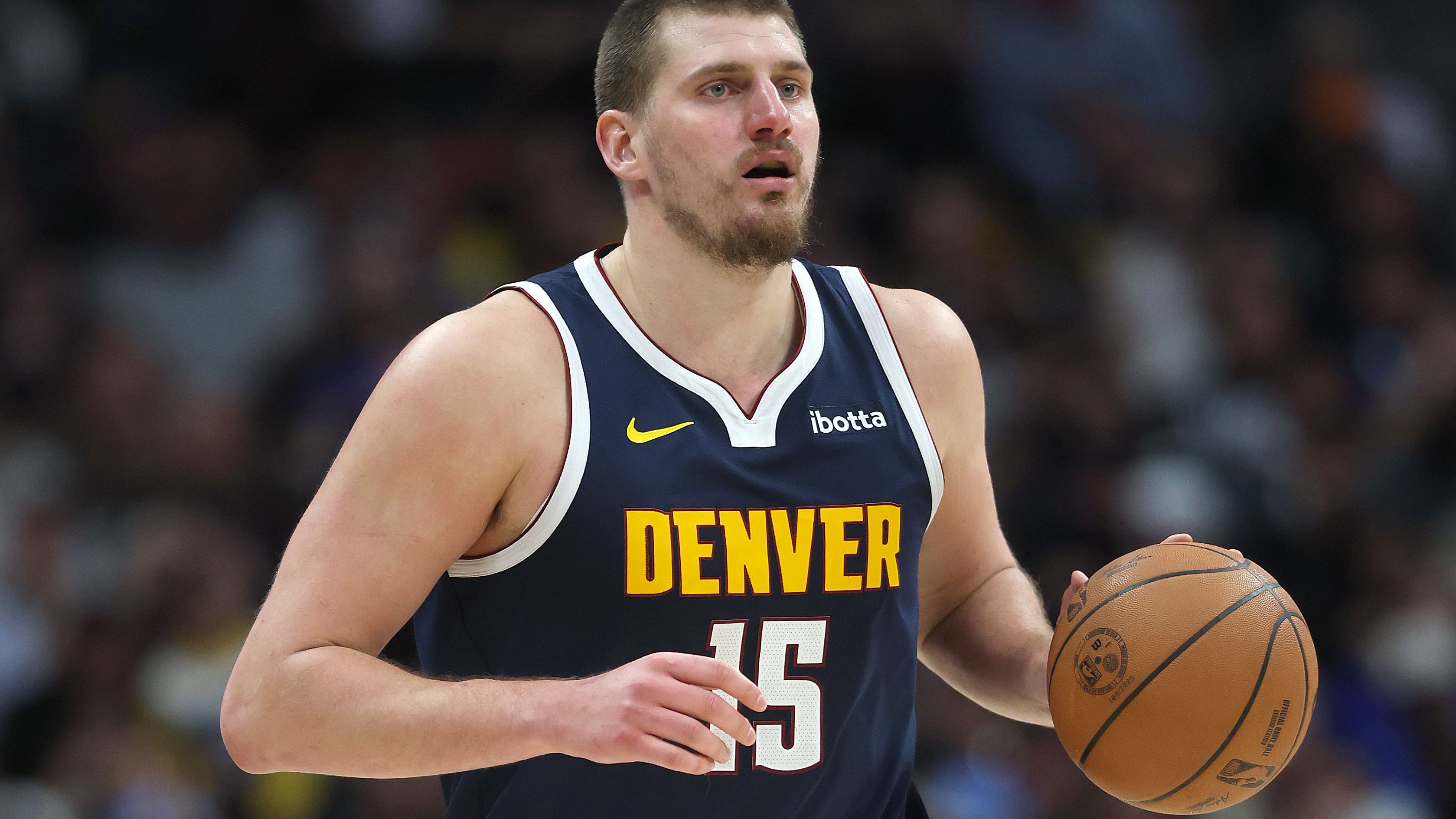 <strong>Nikola Jokic (Western Conference) - Starter</strong><br><strong>Team:</strong> Denver Nuggets<br><strong>Position:</strong> Forward<br><strong>All-Star-Nominierungen (vor 2025):</strong> 6<br><strong>Größte Erfolge:</strong> 1x NBA-Champion, 1x Finals-MVP, 3x MVP, 4x All-NBA First Team, 2x All-NBA Second Team, All-Rookie-Team