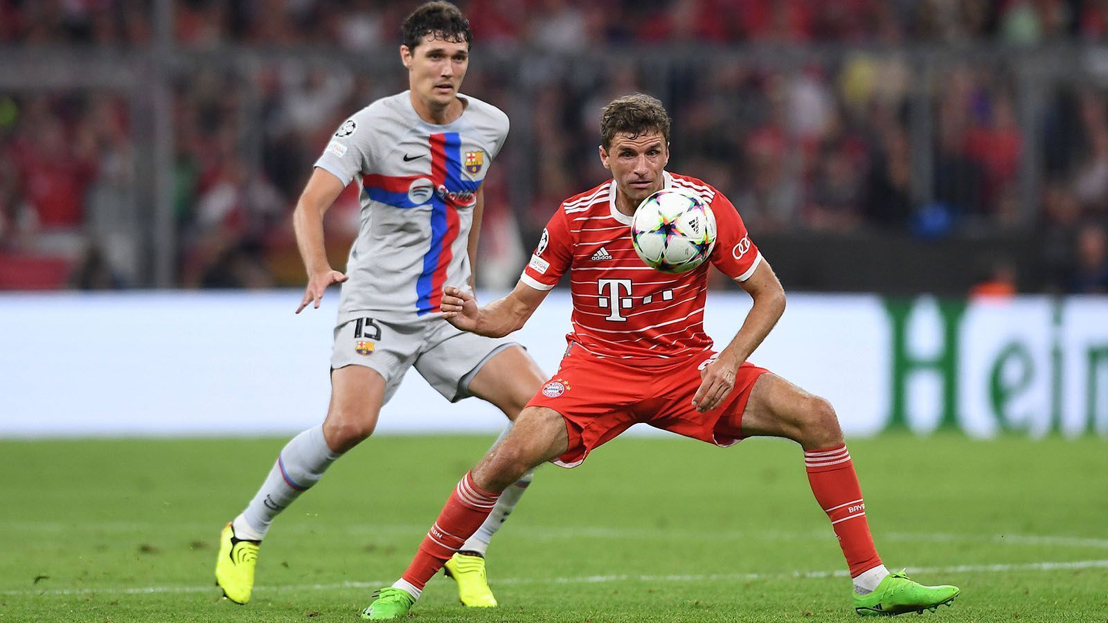 
                <strong>Thomas Müller</strong><br>
                Ackert sich durch die Barca-Defensive, lässt es aber manchmal an Überblick vermissen. Legt sich mit Gegenspielern und dem Schiedsrichter-Gespann an. Drückt sich erstaunlich oft vor einem Torschuss, ist aber allein durch seine Präsenz ein positiver Faktor. ran-Note: 2
              