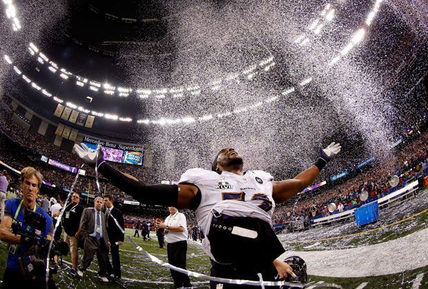 
                <strong>Die spektakulärsten Bilder der NFL</strong><br>
                So sehen Sieger aus: Ray Lewis von den Baltimore Ravens kann sein Glück nach dem Sieg gegen die San Francisco 49ers gar nicht fassen und steht fast wie in Trance im Konfettiregen
              