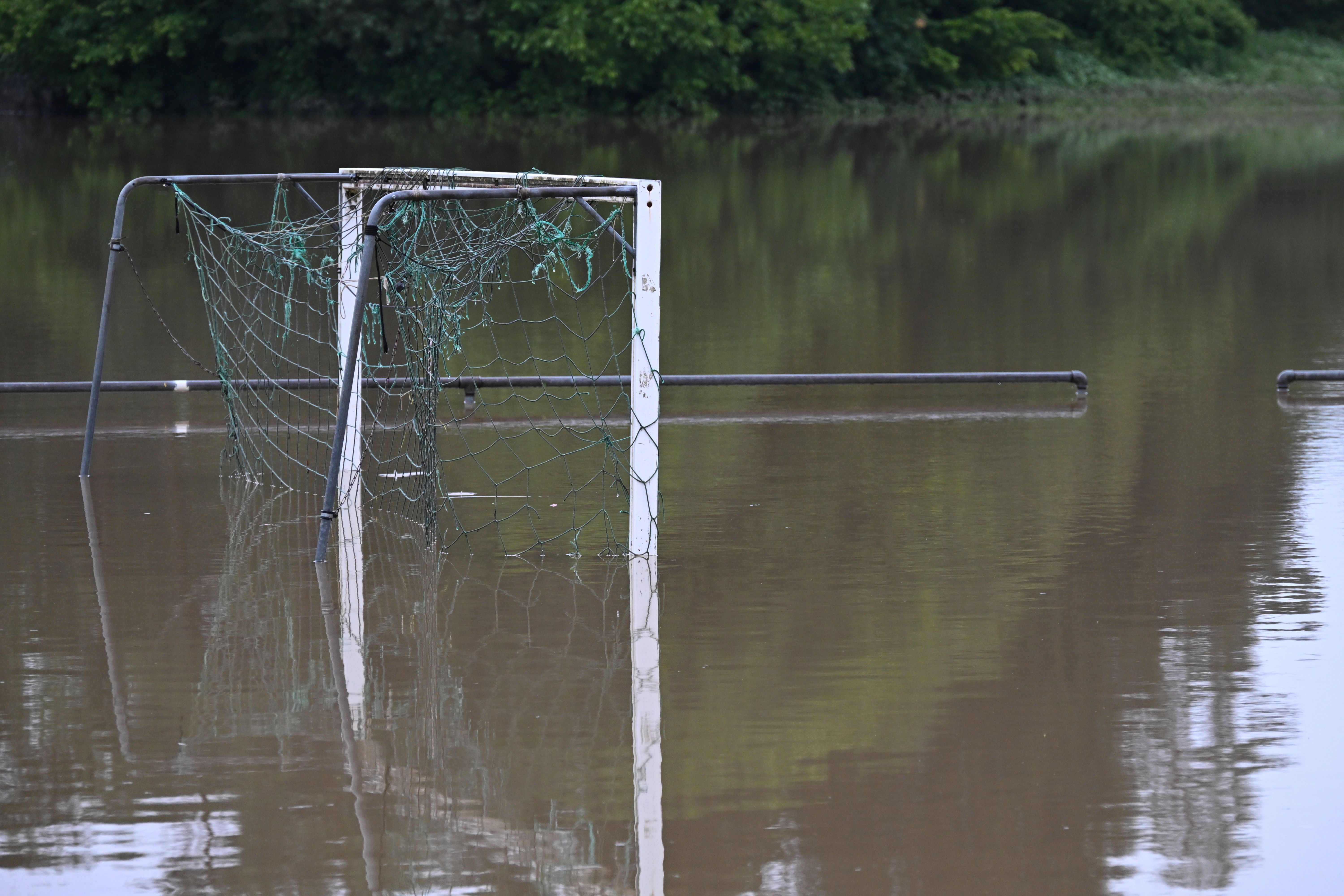 Baden-Württemberg, Meckenbeuren-Brochenzell: Ein Fußballtor spiegelt sich im Wasser auf einem überschwemmten Sportplatz. Die Schussen hatte Teile von Meckenbeuren überschwemmt. 