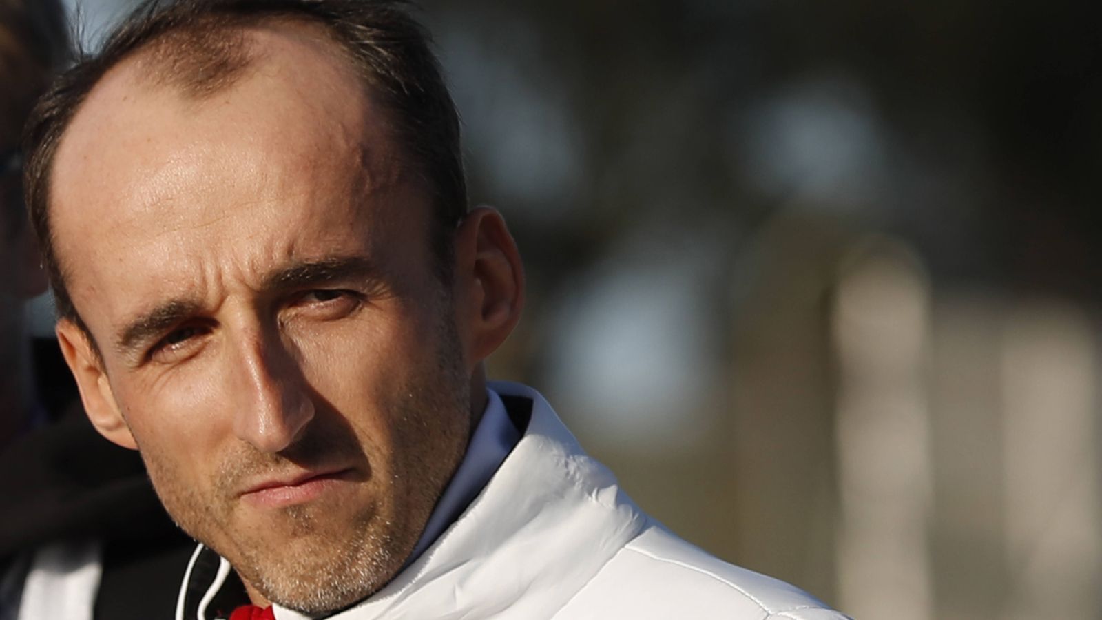 
                <strong>Robert Kubica (ART Grand Prix)</strong><br>
                Viele Ex-Formel-1-Fahrer haben sich nach ihrem Wechsel in die DTM schwer getan. Doch wenn man sich im Fahrerlager umhört, haben viele den Polen auf der Rechnung. Er weiß, dass er keine Schonfrist, keinen Welpenschutz bekommen wird. "Wenn du ein Rookie bist, ist es oftmals schon zu spät, bis du etwas verstanden hast. Dann ist das Wochenende schon vorbei. Das ist der Preis, den du als Rookie bezahlst. Viele Fahrer sind hier schon lange dabei und deshalb ist es für Rookies schwierig, von Beginn an gut zu sein", weiß er. Allerdings hat er bei den Testfahrten fast 2000 Kilometer abspulen können. Er sollte bereit sein. Und vielleicht für eine Überraschung sorgen können.
              