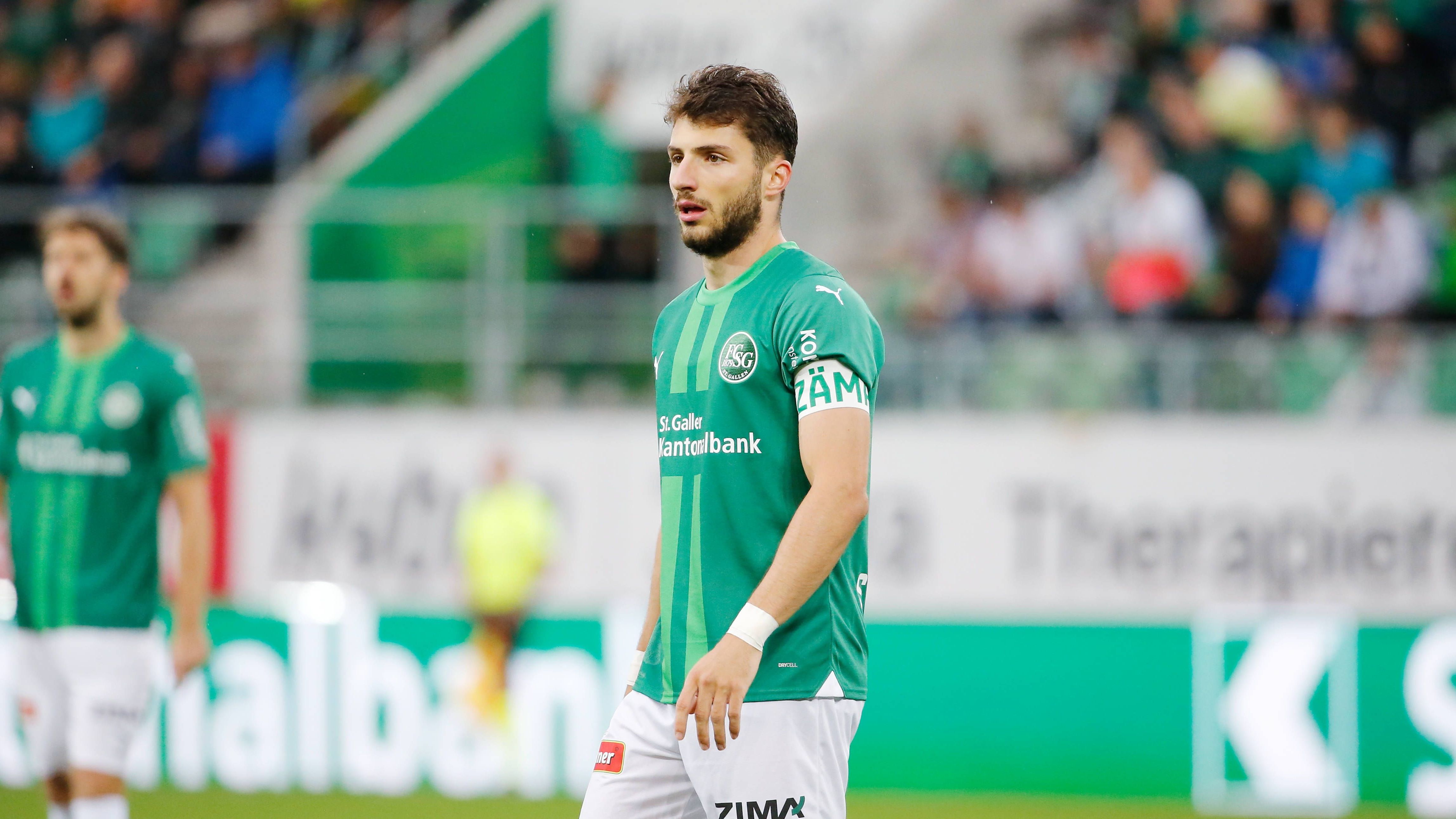 <strong>Leonidas Stergiou</strong><br>Als Ersatz für Konstantinos Mavropanos hat sich der VfB Stuttgart&nbsp; mit dem Schweizer Leonidas Stergiou verstärkt. Der 21-Jährige kommt vom FC St. Gallen an den Neckar und ist analog zu seinem Landsmann Innenverteidiger. Zudem war er bereits als 19-Jähriger Kapitän und gab mit 16 sein Debüt in der Liga. Stuttgart verhandelte eine Leihe mit Kaufoption.