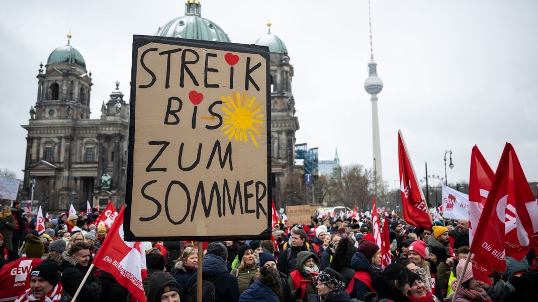 Die Gewerkschaft GEW rief alle Tarifbeschäftigten im öffentlichen Dienst der Länder zum 1. bundesweitem Bildungsstreiktag auf. In Berlin beteiligten sich etwa 6.000 Menschen.