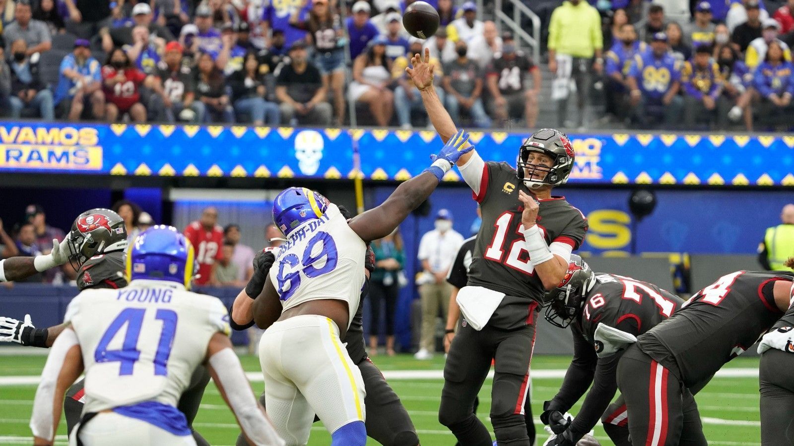 
                <strong>Los Angeles Rams at Tampa Bay Buccaneers - Sonntag ab 20:45 Uhr auf ProSieben</strong><br>
                Dieses Duell dürfte eines der spannendsten in der Divisional Round werden. Zwar sind die Tampa Bay Buccaneers der Titelverteidiger, allerdings einer mit personellen Nöten. Receiver Chris Godwin ist verletzt, Antonio Brown weg. Im Wild Card Game gegen die Philadelphia Eagles verletzte sich zudem All-Pro Right Tackle Tristan Wirfs und zog sich eine Verstauchung des Knöchels zu. Sein Einsatz ist ungewiss, wäre für das Team aber enorm wichtig. Bei den Los Angeles Rams herrscht aufgrund der kostspieligen Verpflichtungen Titeldruck, bislang war das Team diesem aber gewachsen. Gelingt es Aaron Donald, Von Miller und dem Rest der Rams-Defense Tom Brady frühzeitig zu sacken, dürfte der 44-Jährige nervös werden - das meint zumindest Ex-Patriots-Profi Sebastian Vollmer. Ein weiterer unabdingbarer Schlüssel für L.A.: neben dem Pass- auch das Laufspiel noch mehr etablieren. Sonntag, ab 20:45 Uhr live auf ProSieben und ran.de!
              