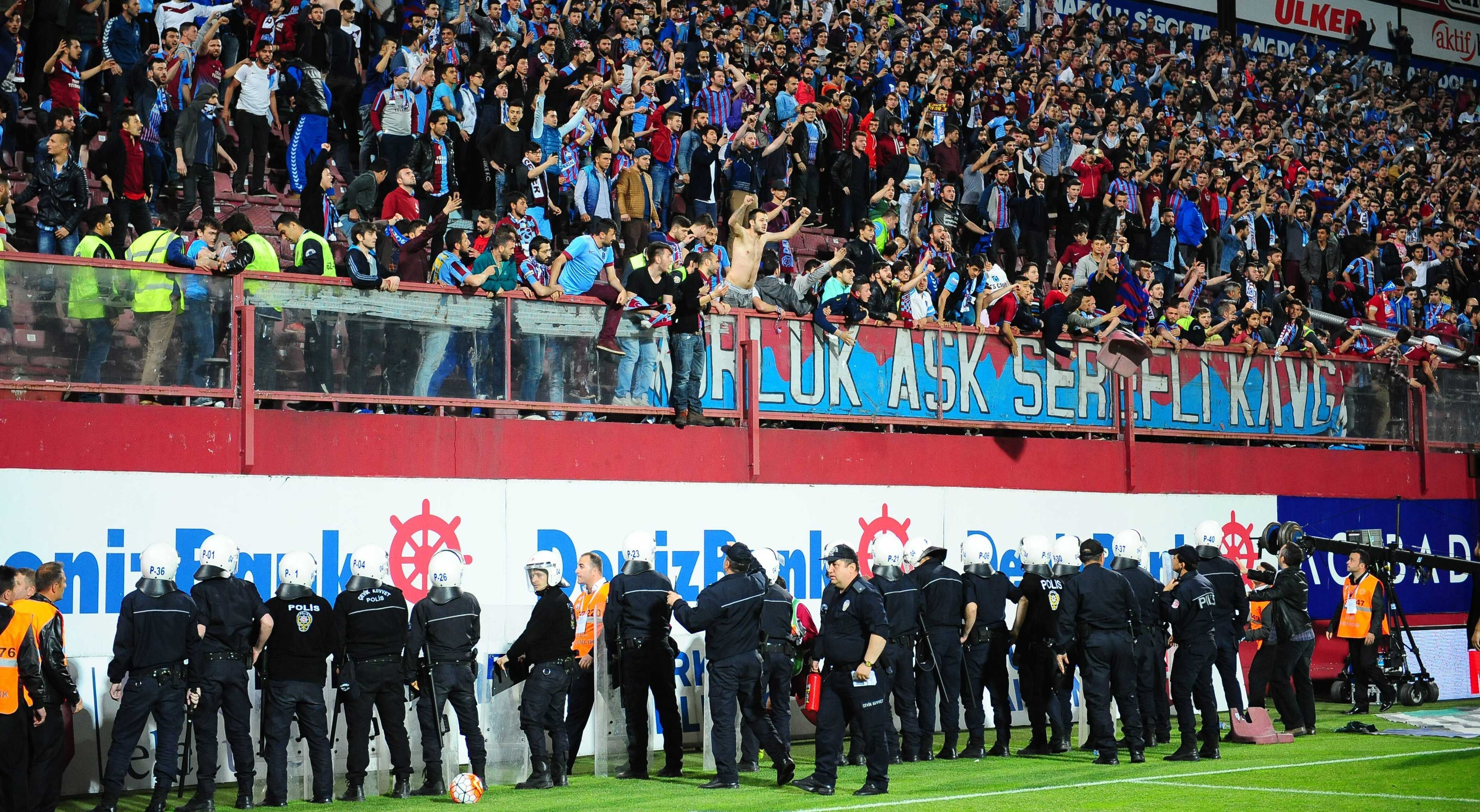 
                <strong>Trabzonspor gegen Fenerbahce</strong><br>
                Daraufhin unterbricht Hauptschiedsrichter Bülent Yildirim die Partie kurzzeitig, dazu stellen sich Polizisten zwischen Block und Rasen auf. Doch auch die Polizei kann die Situation nicht beruhigen.
              