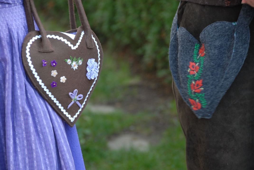Klein aber fein – eine Trachten-Tasche passt perfekt zu einem gelungenen Oktoberfest-Outfit.