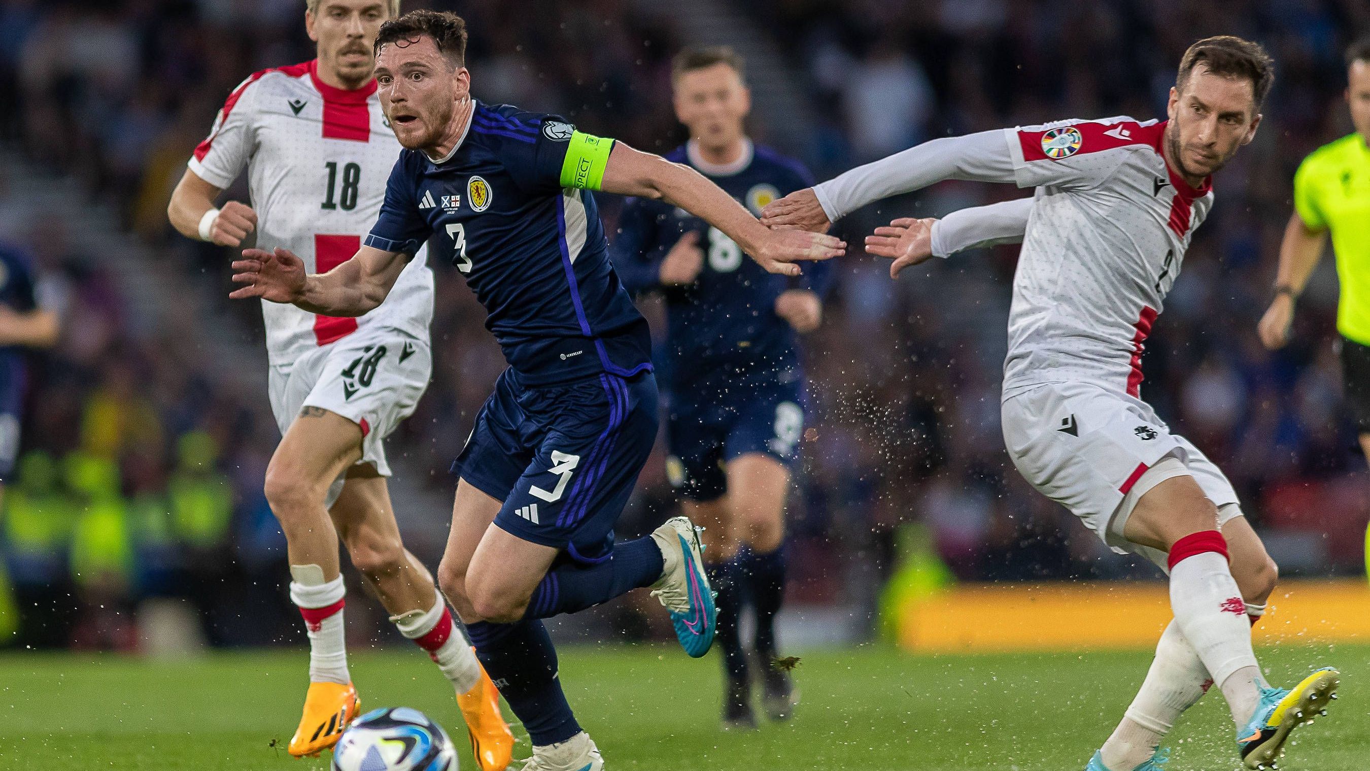 <strong>Schottland</strong><br>Das Eröffnungsspiel findet zwischen Deutschland und den Schotten statt. Begleitet werden die "Bravehearts" in München garantiert von der "Tartan Army", den lautstarken Fans. Zwar hat das Land bei einer EM noch nie die Vorrunde überstanden, die DFB-Auswahl darf sich aber auf Leidenschaft und Wille beim Gegner einstellen. In der Qualifikation gelangen unter anderem Siege gegen Norwegen, Georgien und Zypern.