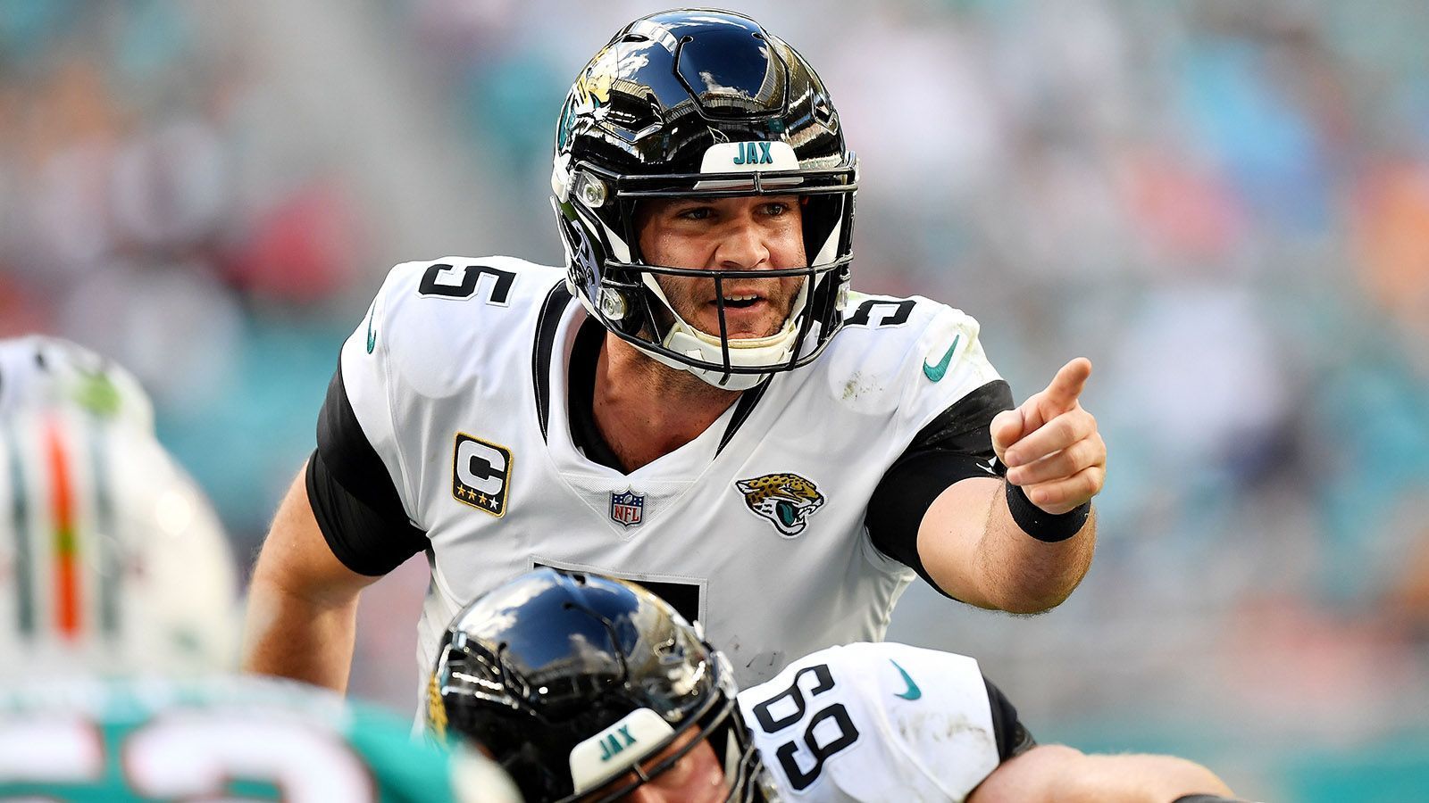 
                <strong>Blake Bortles</strong><br>
                Die Jacksonville Jaguars hatten es vergangene Saison schwer. Nach einem soliden 3-1 Start kam die Offense nicht mehr ins Rollen und am Ende stand ein letzter Platz in der Division. Blake Bortles wurde während der Saison auf die Bank verbannt. Nachdem der Quarterback 2017 noch seinen Vertrag bei den "Jags" um drei Jahre verlängert hatte, steht nun offenbar ein Abschied unmittelbar bevor. Mit John Defilippo als neuen Offensive Coordinator ist es nicht sicher, ob das Team am Quarterback festhalten wird. Im kommenden Jahr würde der Spielmacher 16 Millionen Dollar verdienen und den Jaguars 21 Millionen Dollar im Salary Cap kosten. Bortles selbst glaubt, dass dieses Jahr sein letztes bei den Jaguars war. Es gibt bereits Gerüchte um eine Verpflichtung von Nick Foles.
              