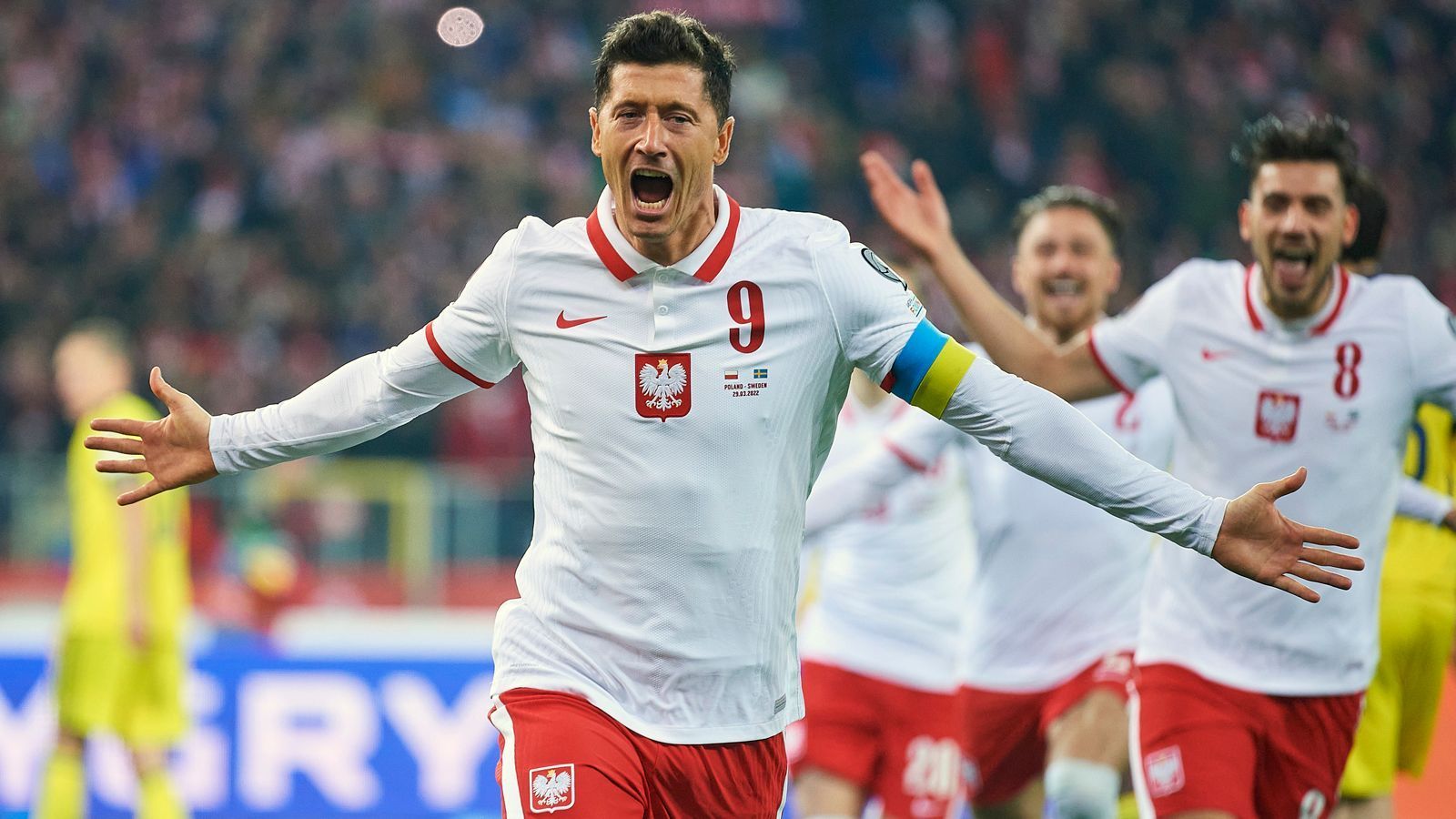 
                <strong>Polen</strong><br>
                Die polnische Nationalmannschaft nahm nach Platz 2 in der WM-Qualifikationgruppe hinter England eine Sonderrolle in den Playoffs ein. Durch die Suspendierung Russlands nach der Invasion in der Ukraine erhielten Robert Lewandowski und Co. im Halbfinale ein Freilos, das entscheidende Spiel gewannen die Polen dann mit 2:0 gegen Schweden.
              