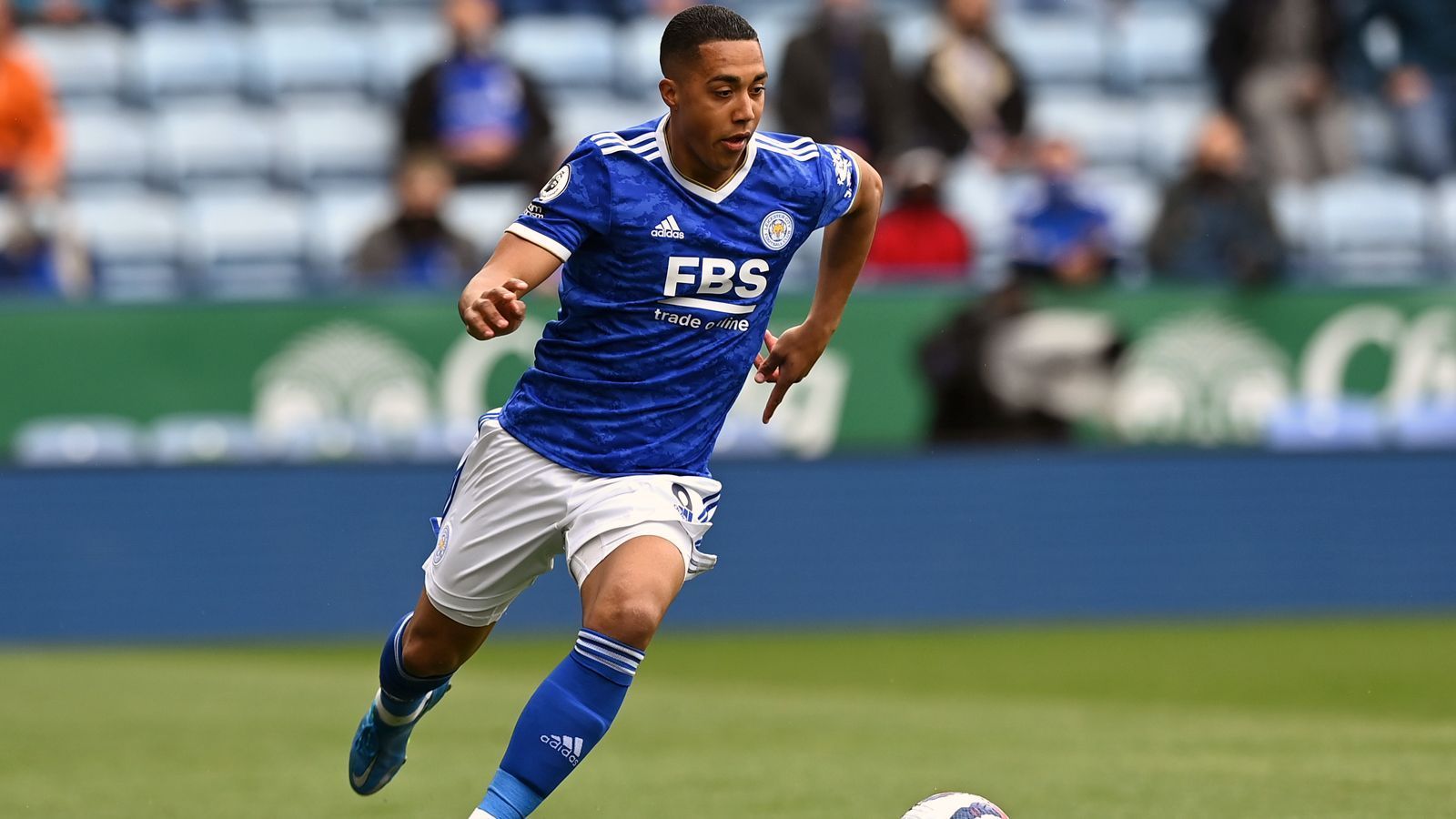 
                <strong>Youri Tielemans (Leicester City)</strong><br>
                Einer der angeblichen Liverpool-Kandidaten für die Wijnaldum-Nachfolge soll Leicesters Youri Tielemans sein. Der 24-jährige Belgier ist unumstrittener Stammspieler bei den "Foxes", die den Vertrag mit Tielemans vorzeitig verlängern wollen. Sein aktueller Kontrakt läuft noch bis 2023. Zuletzt war Tielemans auch mit den "Roten Teufeln" bei der EM-Endrunde im Einsatz, kann zudem trotz seines jungen Alters schon auf einen großen Erfahrungsschatz zurückgreifen. Bereits mit 16 Jahren debütierte Tielemans für die Profi-Mannschaft seines Ex-Klubs RSC Anderlecht. 
              