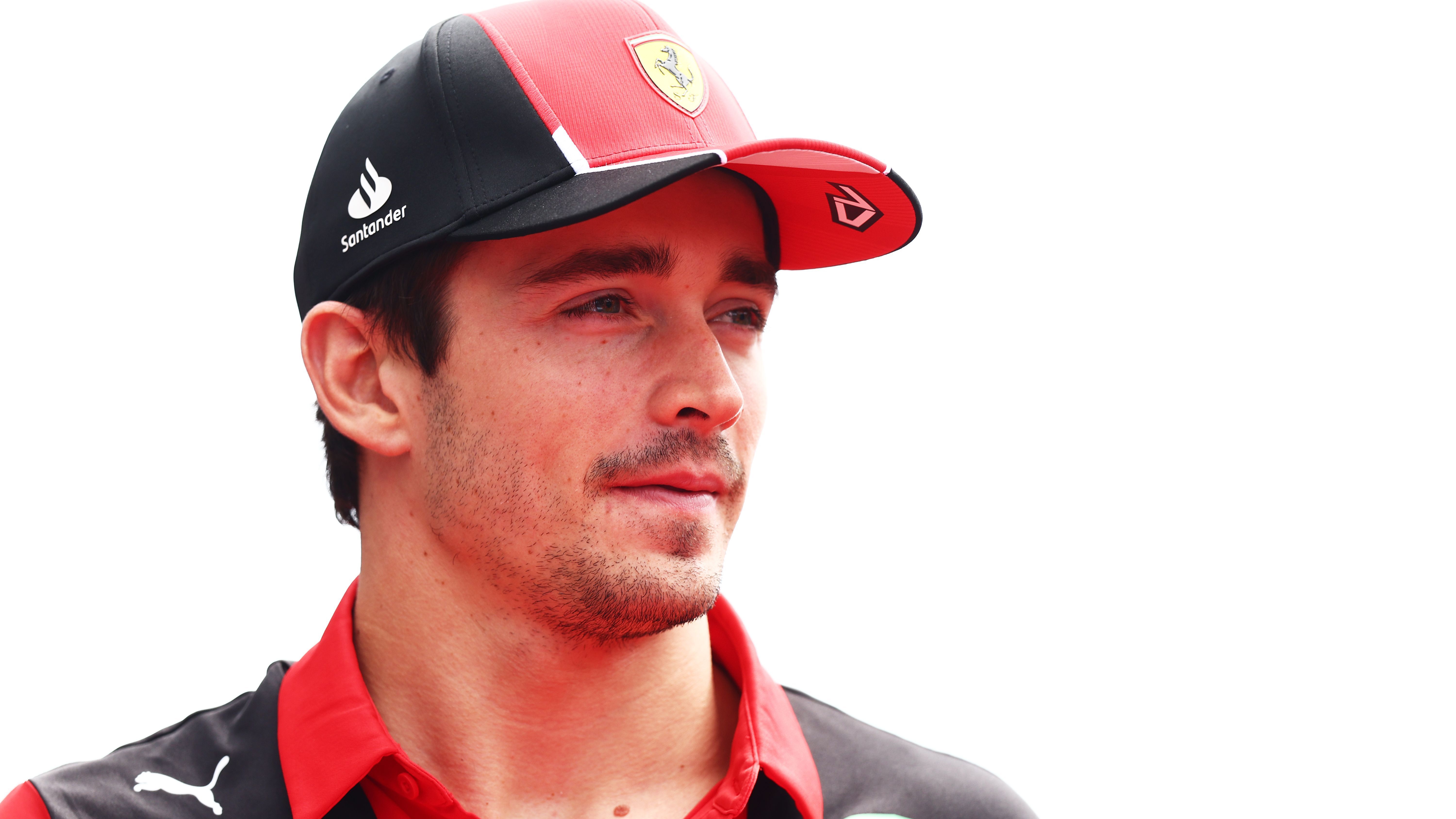 <strong>Charles Leclerc</strong><br>Wenn man bei Ferrari ist, gibt es eigentlich keinen Grund, irgendwo anders hinzugehen. Allerdings läuft bei Ferrari im Moment vieles&nbsp;nicht so, wie es sich der Rennstall vorstellt. Leclercs Vertrag endet 2024 - also genau passend für Red Bull. Die Tendenz geht beim Monegassen aber trotzdem zu einer Verlängerung bei Ferrari. Zudem wäre für Red Bull ein zweites hohes Gehalt neben dem von Max Verstappen wohl nicht drin.