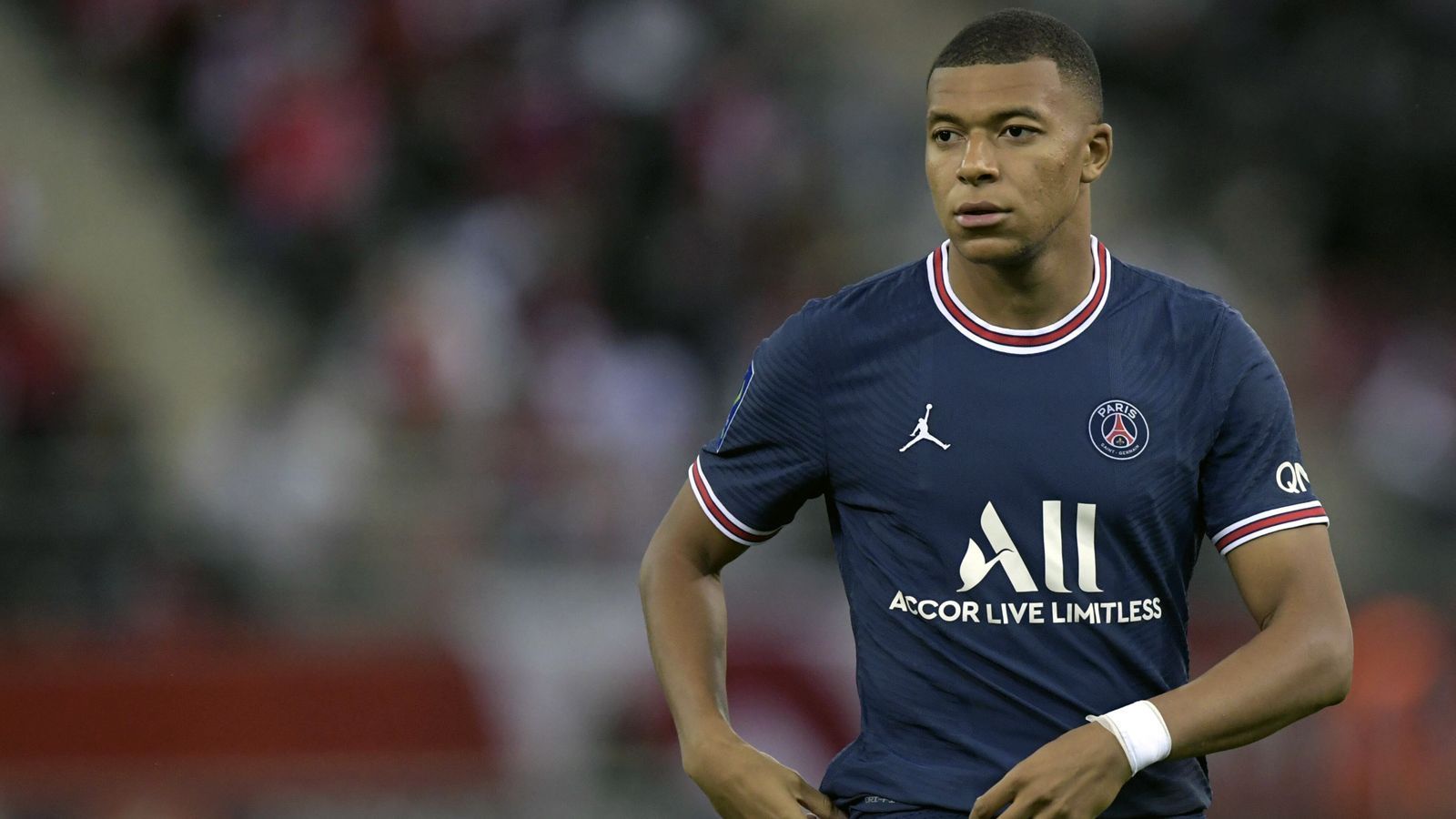 
                <strong>Real Madrid bietet wohl Mega-Gehalt für Mbappe</strong><br>
                Nachdem eine Verpflichtung im Sommer 2021 nicht geklappt hatte, arbeitet Real Madrid wohl schon an einem Transfer von Kylian Mbappe für den Sommer 2022, wenn der Stürmer dann ablösefrei zu haben ist. Laut "Marca" sollen die "Königlichen" dem PSG-Profi ein Jahresgehalt von etwa 40 Millionen Euro bieten. Damit würde sich das Gehalt Mbappes im Vergleich zu seinem aktuellen Jahres-Verdienst bei PSG von 18 Millionen Euro mehr als verdoppeln. Laut "Le Parisien" will Mbappe auch unbedingt zu Real Madrid wechseln. Ab 1. Januar 2022 können die Spanier (oder auch jeder andere Interessent) ohne Rücksprache mit PSG mit Mbappe in Kontakt treten und über einen ablösefreien Wechsel für den darauffolgenden Sommer verhandeln. 
              