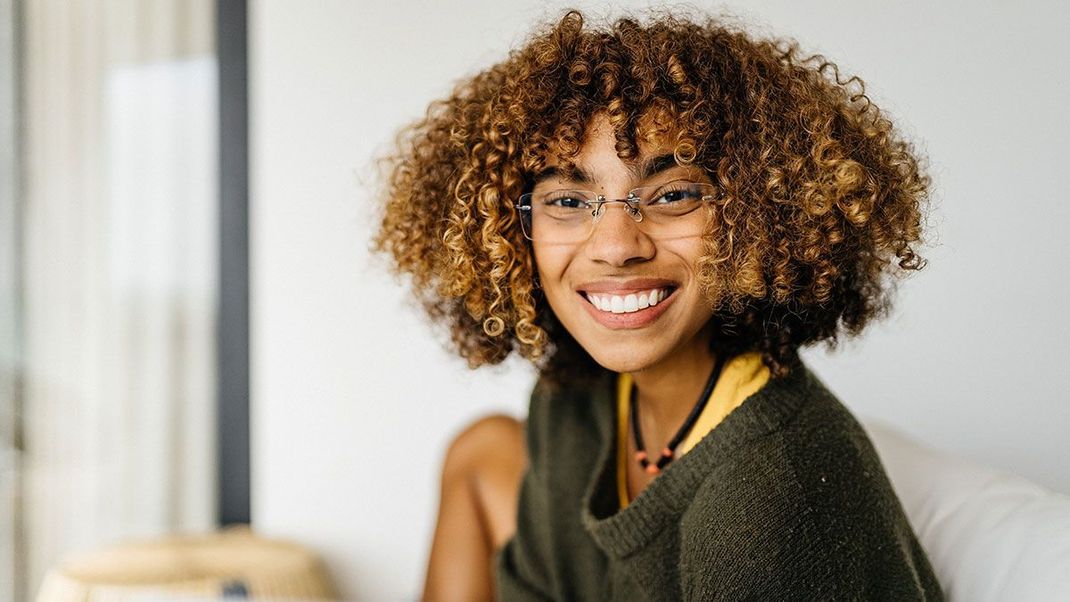 Egal ob Long, Micro oder Mid-length Bob – die Bob-Frisur geht immer! Warum es der mittellange Bob im Herbst auf das Siegertreppchen schafft, lest ihr hier.